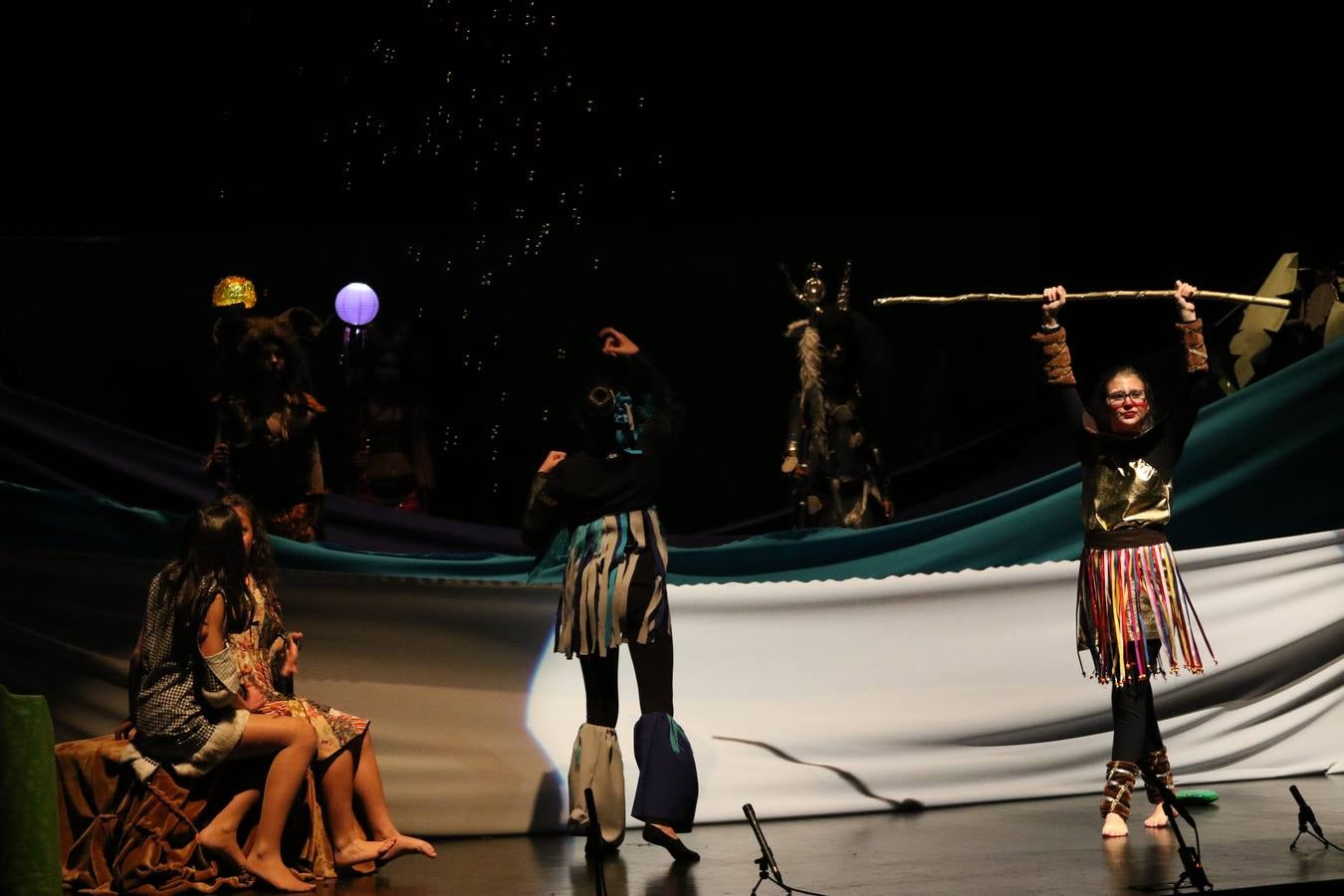 Los alumnos y alumnas de sexto de primaria del C. E. I. P. 'El Rodeo' representaron, ayer, la obra teatral benéfica 'Náufragos, el paraíso perdido', obra de Juan Miguel López Vázquez. La entrada tuvo un precio simbólico de 2 euros que irá destinado a Cruz Roja y 'Andade'. Este sábado, 6 de abril, volverán a representar la citada obra en el Cine-Teatro Balboa, a las 19:30 horas.