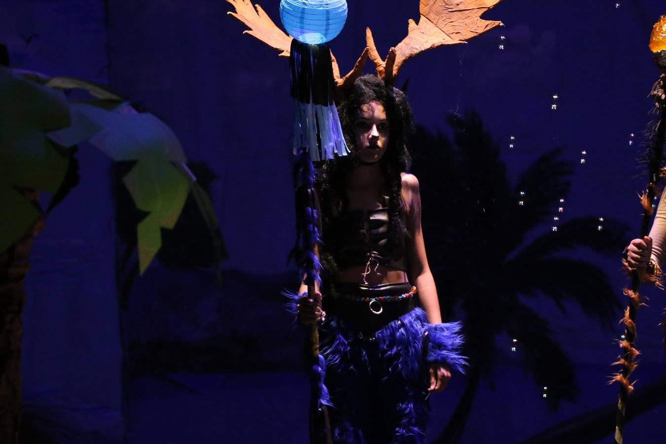 Los alumnos y alumnas de sexto de primaria del C. E. I. P. 'El Rodeo' representaron, ayer, la obra teatral benéfica 'Náufragos, el paraíso perdido', obra de Juan Miguel López Vázquez. La entrada tuvo un precio simbólico de 2 euros que irá destinado a Cruz Roja y 'Andade'. Este sábado, 6 de abril, volverán a representar la citada obra en el Cine-Teatro Balboa, a las 19:30 horas.