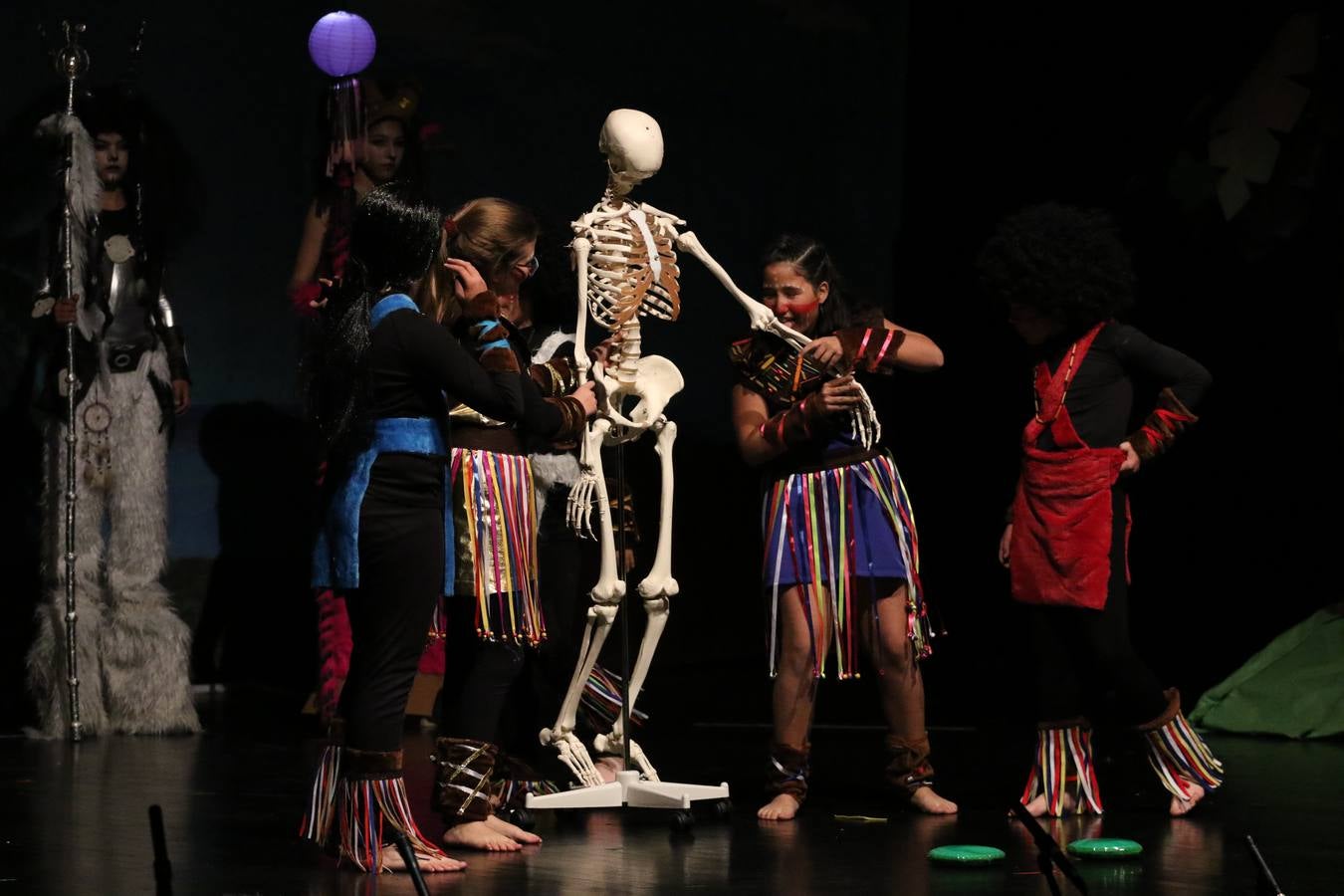 Los alumnos y alumnas de sexto de primaria del C. E. I. P. 'El Rodeo' representaron, ayer, la obra teatral benéfica 'Náufragos, el paraíso perdido', obra de Juan Miguel López Vázquez. La entrada tuvo un precio simbólico de 2 euros que irá destinado a Cruz Roja y 'Andade'. Este sábado, 6 de abril, volverán a representar la citada obra en el Cine-Teatro Balboa, a las 19:30 horas.