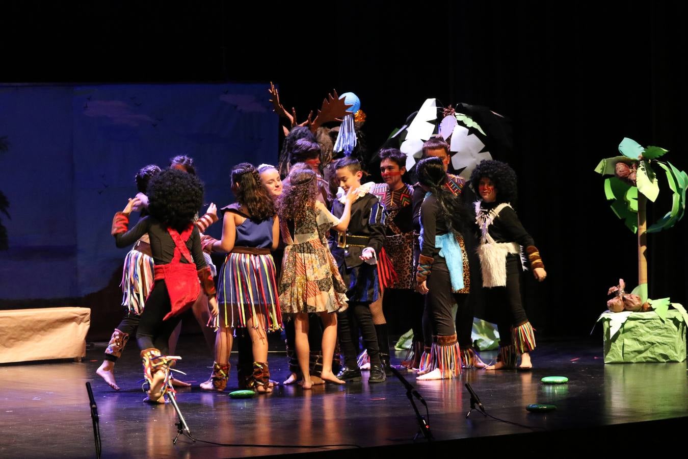 Los alumnos y alumnas de sexto de primaria del C. E. I. P. 'El Rodeo' representaron, ayer, la obra teatral benéfica 'Náufragos, el paraíso perdido', obra de Juan Miguel López Vázquez. La entrada tuvo un precio simbólico de 2 euros que irá destinado a Cruz Roja y 'Andade'. Este sábado, 6 de abril, volverán a representar la citada obra en el Cine-Teatro Balboa, a las 19:30 horas.