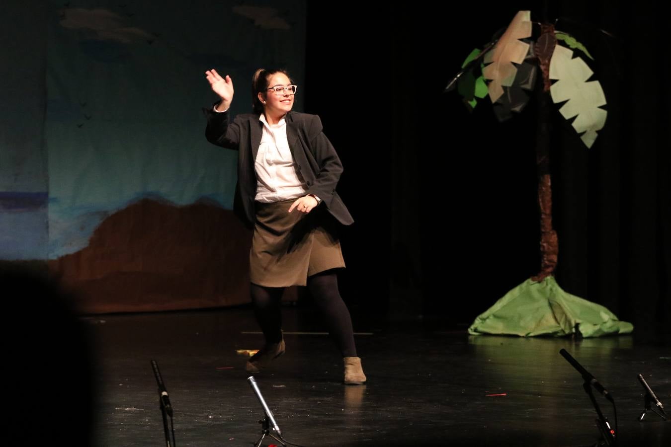 Los alumnos y alumnas de sexto de primaria del C. E. I. P. 'El Rodeo' representaron, ayer, la obra teatral benéfica 'Náufragos, el paraíso perdido', obra de Juan Miguel López Vázquez. La entrada tuvo un precio simbólico de 2 euros que irá destinado a Cruz Roja y 'Andade'. Este sábado, 6 de abril, volverán a representar la citada obra en el Cine-Teatro Balboa, a las 19:30 horas.