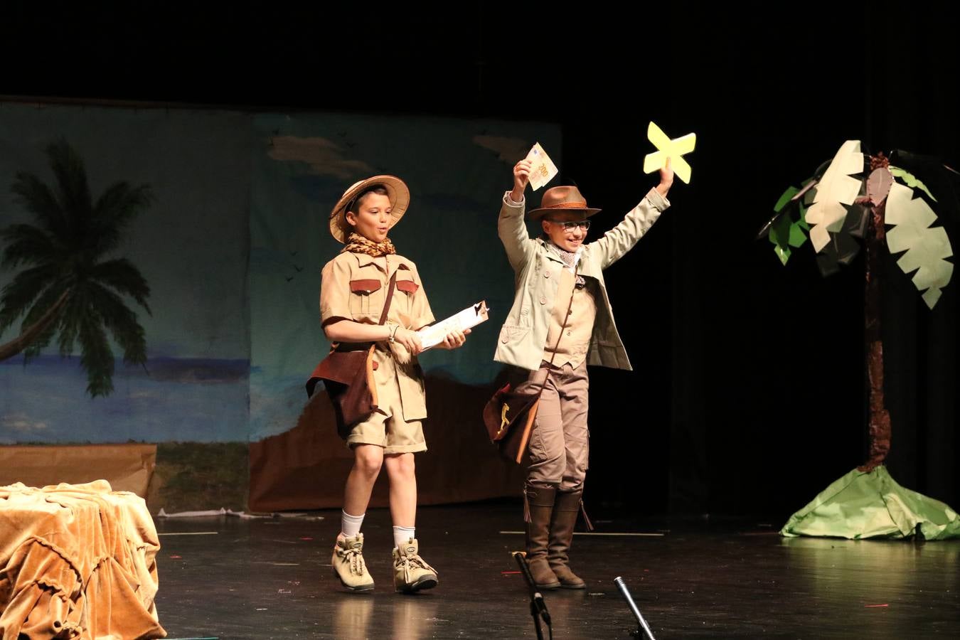 Los alumnos y alumnas de sexto de primaria del C. E. I. P. 'El Rodeo' representaron, ayer, la obra teatral benéfica 'Náufragos, el paraíso perdido', obra de Juan Miguel López Vázquez. La entrada tuvo un precio simbólico de 2 euros que irá destinado a Cruz Roja y 'Andade'. Este sábado, 6 de abril, volverán a representar la citada obra en el Cine-Teatro Balboa, a las 19:30 horas.