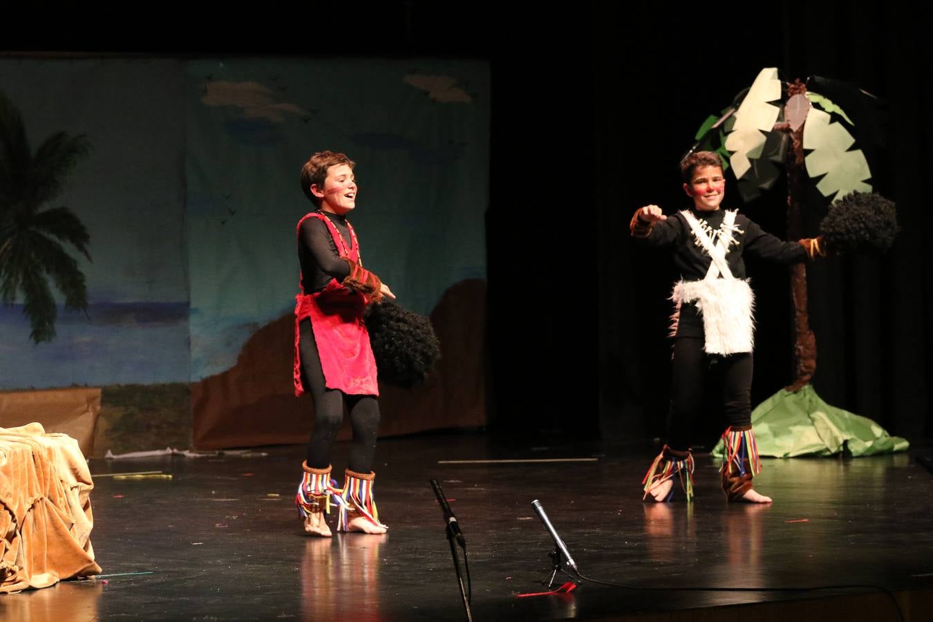 Los alumnos y alumnas de sexto de primaria del C. E. I. P. 'El Rodeo' representaron, ayer, la obra teatral benéfica 'Náufragos, el paraíso perdido', obra de Juan Miguel López Vázquez. La entrada tuvo un precio simbólico de 2 euros que irá destinado a Cruz Roja y 'Andade'. Este sábado, 6 de abril, volverán a representar la citada obra en el Cine-Teatro Balboa, a las 19:30 horas.