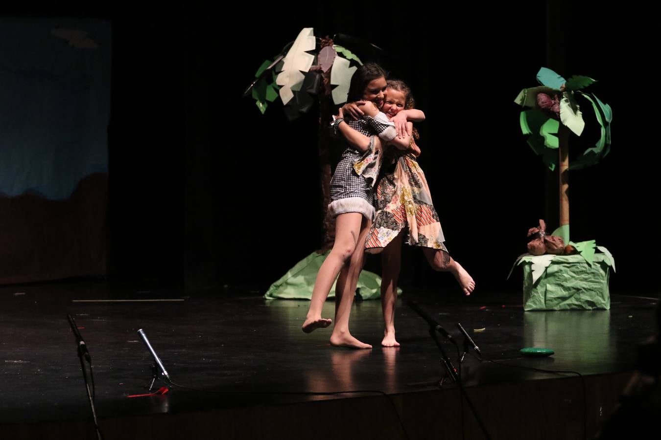 Los alumnos y alumnas de sexto de primaria del C. E. I. P. 'El Rodeo' representaron, ayer, la obra teatral benéfica 'Náufragos, el paraíso perdido', obra de Juan Miguel López Vázquez. La entrada tuvo un precio simbólico de 2 euros que irá destinado a Cruz Roja y 'Andade'. Este sábado, 6 de abril, volverán a representar la citada obra en el Cine-Teatro Balboa, a las 19:30 horas.