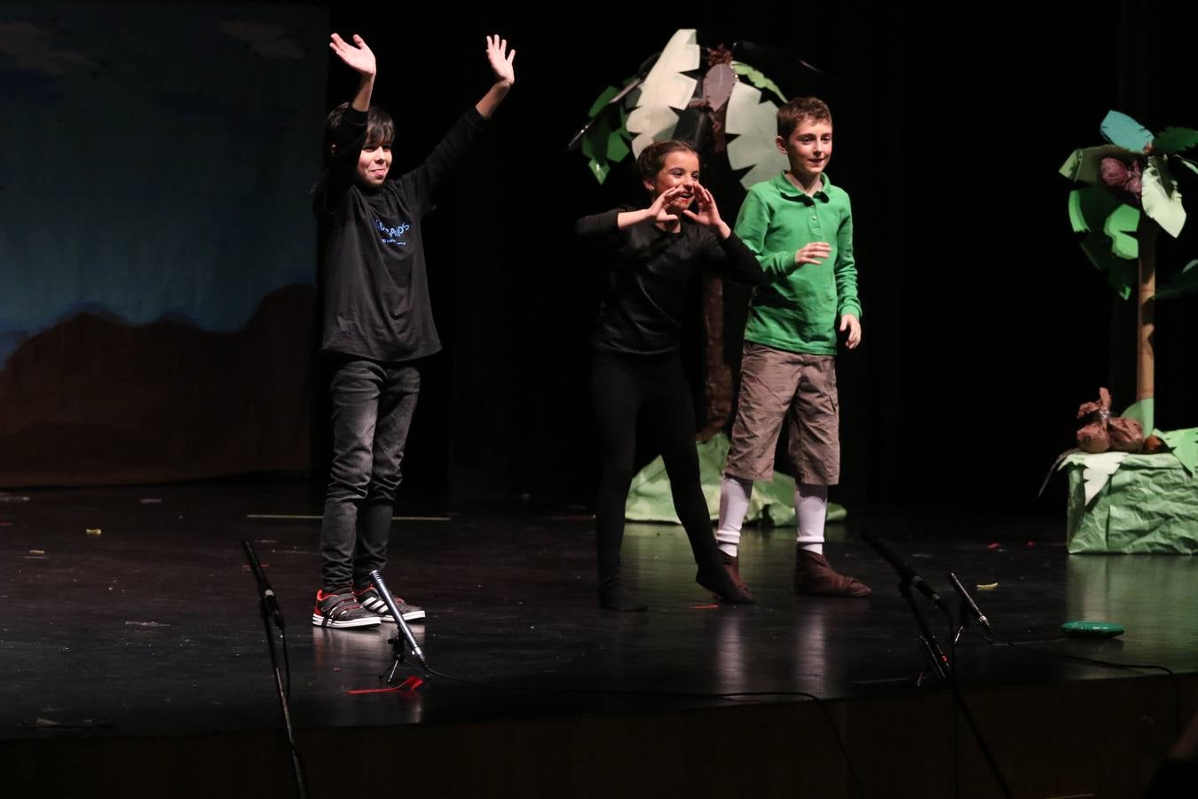 Los alumnos y alumnas de sexto de primaria del C. E. I. P. 'El Rodeo' representaron, ayer, la obra teatral benéfica 'Náufragos, el paraíso perdido', obra de Juan Miguel López Vázquez. La entrada tuvo un precio simbólico de 2 euros que irá destinado a Cruz Roja y 'Andade'. Este sábado, 6 de abril, volverán a representar la citada obra en el Cine-Teatro Balboa, a las 19:30 horas.
