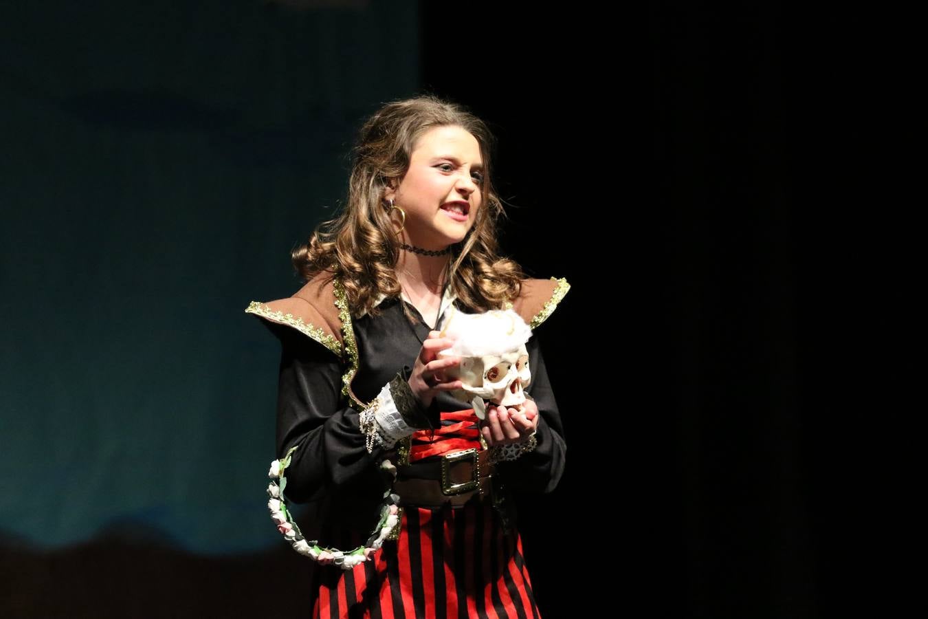 Los alumnos y alumnas de sexto de primaria del C. E. I. P. 'El Rodeo' representaron, ayer, la obra teatral benéfica 'Náufragos, el paraíso perdido', obra de Juan Miguel López Vázquez. La entrada tuvo un precio simbólico de 2 euros que irá destinado a Cruz Roja y 'Andade'. Este sábado, 6 de abril, volverán a representar la citada obra en el Cine-Teatro Balboa, a las 19:30 horas.