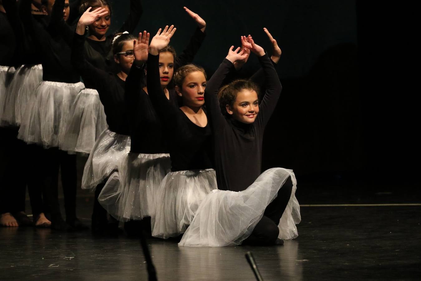 Los alumnos y alumnas de sexto de primaria del C. E. I. P. 'El Rodeo' representaron, ayer, la obra teatral benéfica 'Náufragos, el paraíso perdido', obra de Juan Miguel López Vázquez. La entrada tuvo un precio simbólico de 2 euros que irá destinado a Cruz Roja y 'Andade'. Este sábado, 6 de abril, volverán a representar la citada obra en el Cine-Teatro Balboa, a las 19:30 horas.