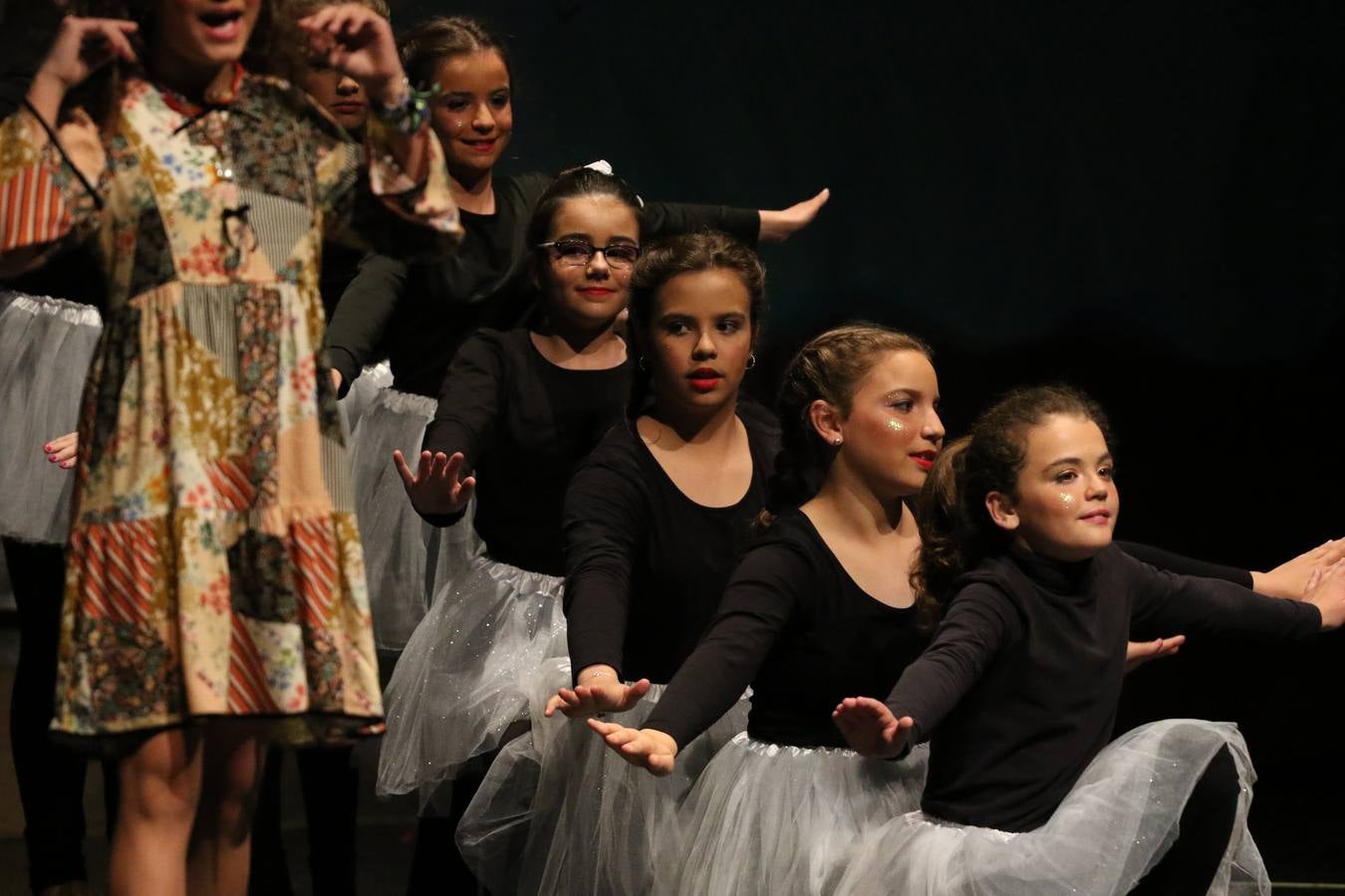 Los alumnos y alumnas de sexto de primaria del C. E. I. P. 'El Rodeo' representaron, ayer, la obra teatral benéfica 'Náufragos, el paraíso perdido', obra de Juan Miguel López Vázquez. La entrada tuvo un precio simbólico de 2 euros que irá destinado a Cruz Roja y 'Andade'. Este sábado, 6 de abril, volverán a representar la citada obra en el Cine-Teatro Balboa, a las 19:30 horas.