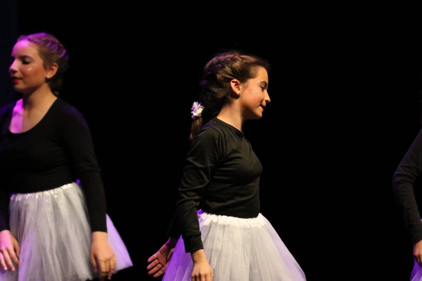 Los alumnos y alumnas de sexto de primaria del C. E. I. P. 'El Rodeo' representaron, ayer, la obra teatral benéfica 'Náufragos, el paraíso perdido', obra de Juan Miguel López Vázquez. La entrada tuvo un precio simbólico de 2 euros que irá destinado a Cruz Roja y 'Andade'. Este sábado, 6 de abril, volverán a representar la citada obra en el Cine-Teatro Balboa, a las 19:30 horas.
