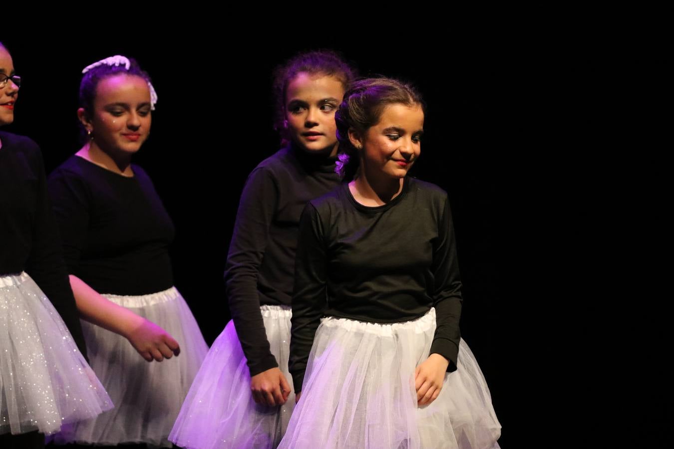 Los alumnos y alumnas de sexto de primaria del C. E. I. P. 'El Rodeo' representaron, ayer, la obra teatral benéfica 'Náufragos, el paraíso perdido', obra de Juan Miguel López Vázquez. La entrada tuvo un precio simbólico de 2 euros que irá destinado a Cruz Roja y 'Andade'. Este sábado, 6 de abril, volverán a representar la citada obra en el Cine-Teatro Balboa, a las 19:30 horas.