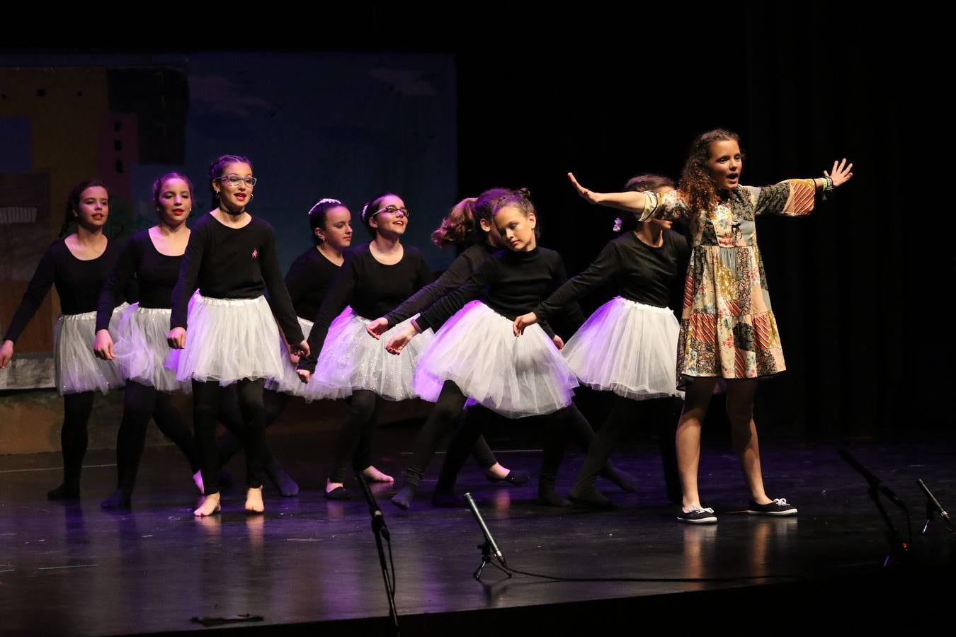 Los alumnos y alumnas de sexto de primaria del C. E. I. P. 'El Rodeo' representaron, ayer, la obra teatral benéfica 'Náufragos, el paraíso perdido', obra de Juan Miguel López Vázquez. La entrada tuvo un precio simbólico de 2 euros que irá destinado a Cruz Roja y 'Andade'. Este sábado, 6 de abril, volverán a representar la citada obra en el Cine-Teatro Balboa, a las 19:30 horas.
