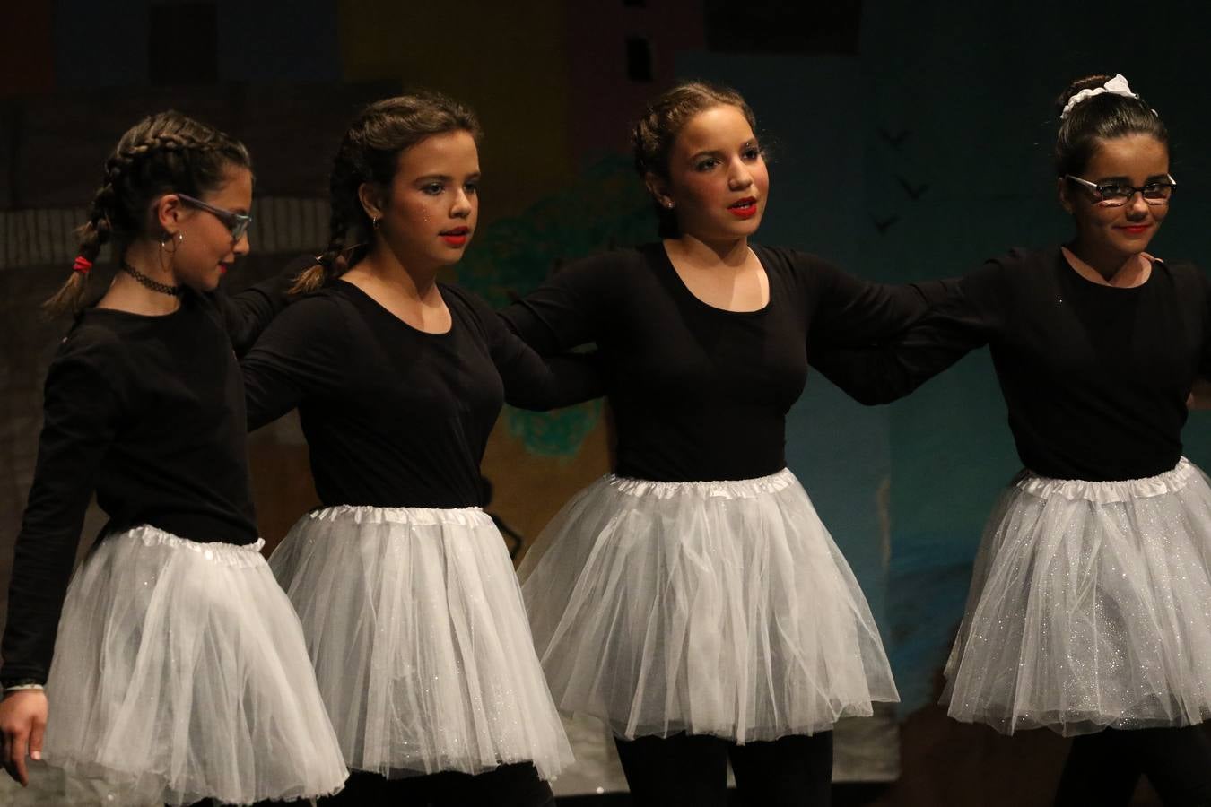 Los alumnos y alumnas de sexto de primaria del C. E. I. P. 'El Rodeo' representaron, ayer, la obra teatral benéfica 'Náufragos, el paraíso perdido', obra de Juan Miguel López Vázquez. La entrada tuvo un precio simbólico de 2 euros que irá destinado a Cruz Roja y 'Andade'. Este sábado, 6 de abril, volverán a representar la citada obra en el Cine-Teatro Balboa, a las 19:30 horas.