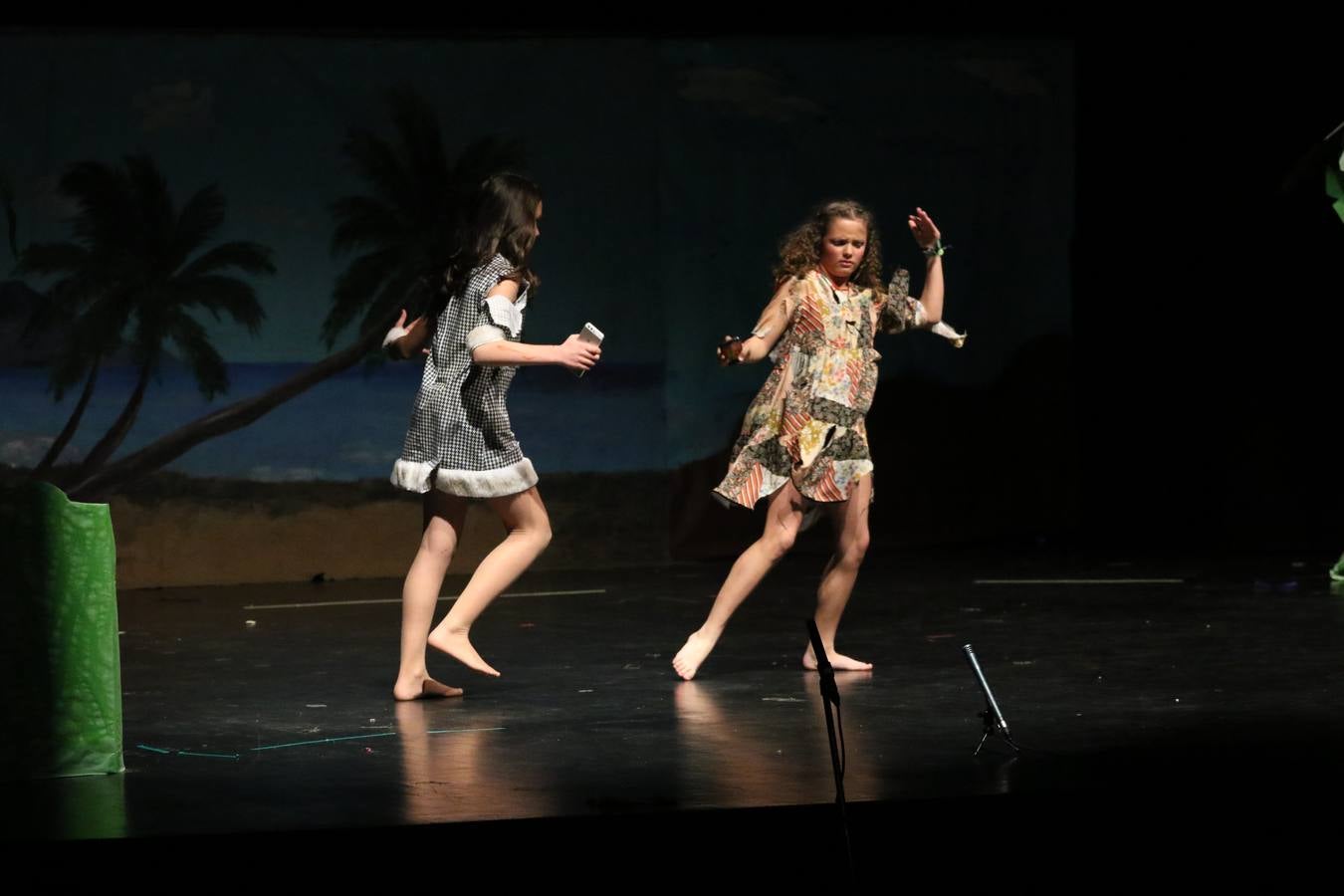 Los alumnos y alumnas de sexto de primaria del C. E. I. P. 'El Rodeo' representaron, ayer, la obra teatral benéfica 'Náufragos, el paraíso perdido', obra de Juan Miguel López Vázquez. La entrada tuvo un precio simbólico de 2 euros que irá destinado a Cruz Roja y 'Andade'. Este sábado, 6 de abril, volverán a representar la citada obra en el Cine-Teatro Balboa, a las 19:30 horas.