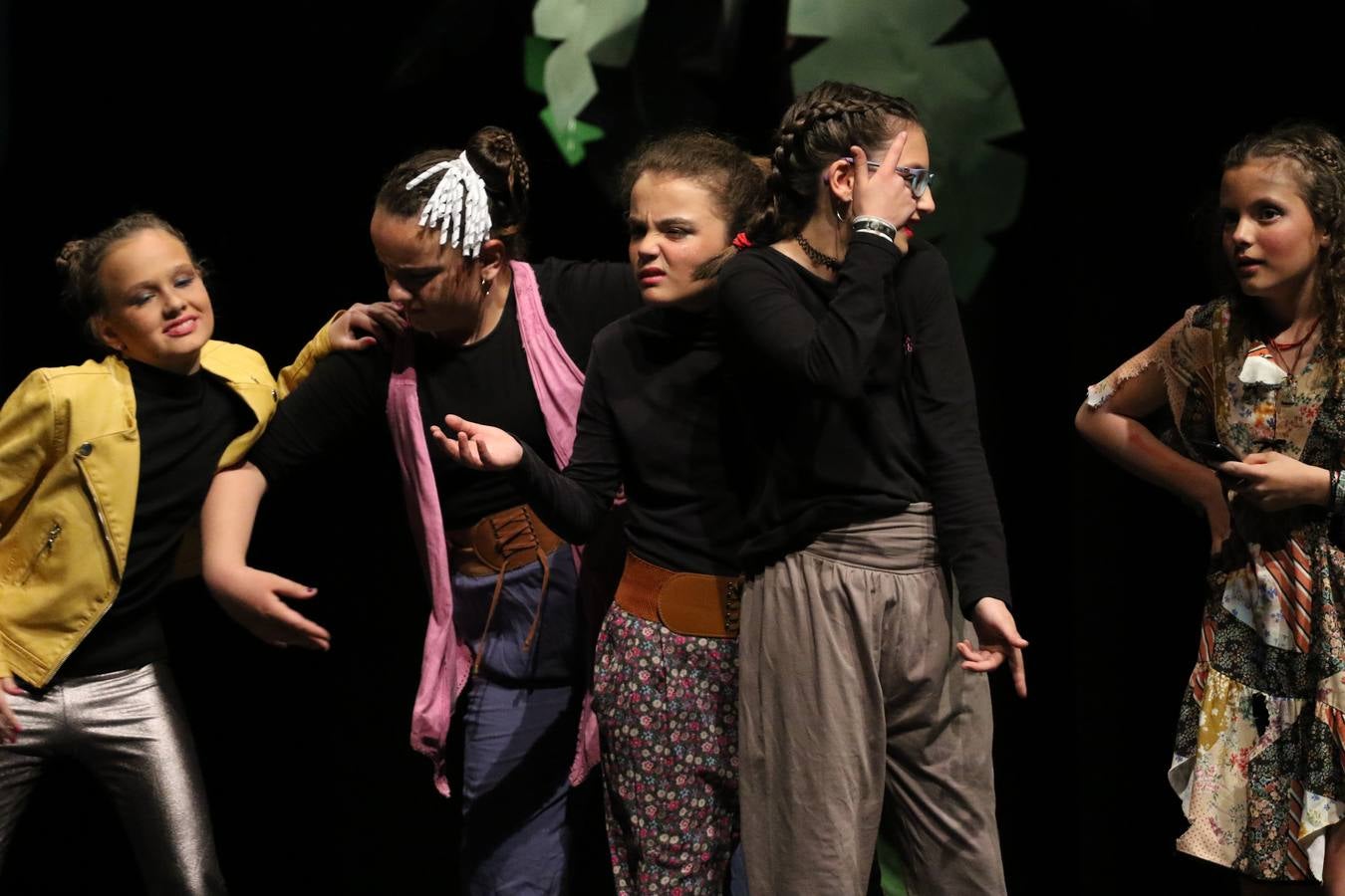 Los alumnos y alumnas de sexto de primaria del C. E. I. P. 'El Rodeo' representaron, ayer, la obra teatral benéfica 'Náufragos, el paraíso perdido', obra de Juan Miguel López Vázquez. La entrada tuvo un precio simbólico de 2 euros que irá destinado a Cruz Roja y 'Andade'. Este sábado, 6 de abril, volverán a representar la citada obra en el Cine-Teatro Balboa, a las 19:30 horas.