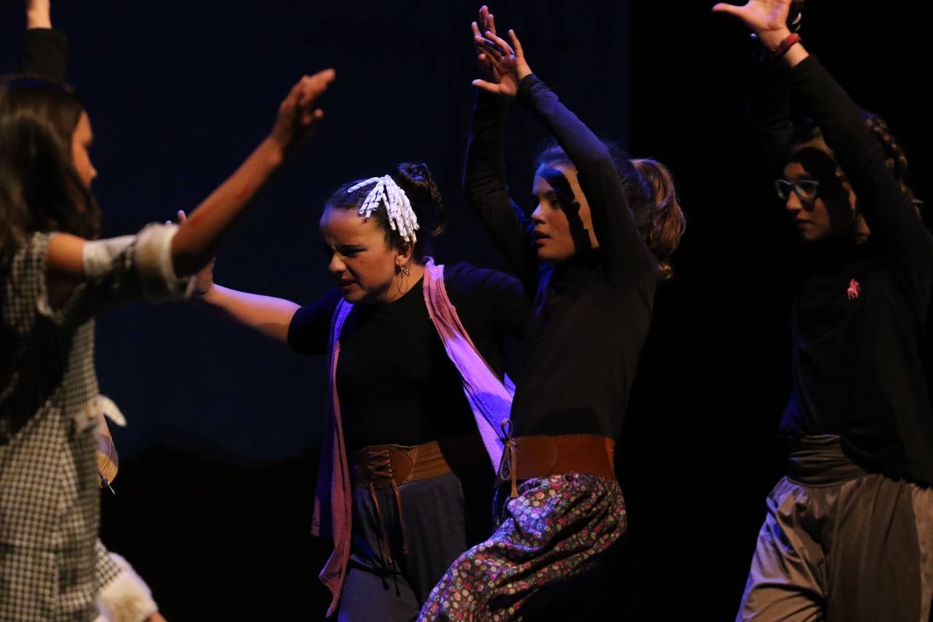 Los alumnos y alumnas de sexto de primaria del C. E. I. P. 'El Rodeo' representaron, ayer, la obra teatral benéfica 'Náufragos, el paraíso perdido', obra de Juan Miguel López Vázquez. La entrada tuvo un precio simbólico de 2 euros que irá destinado a Cruz Roja y 'Andade'. Este sábado, 6 de abril, volverán a representar la citada obra en el Cine-Teatro Balboa, a las 19:30 horas.