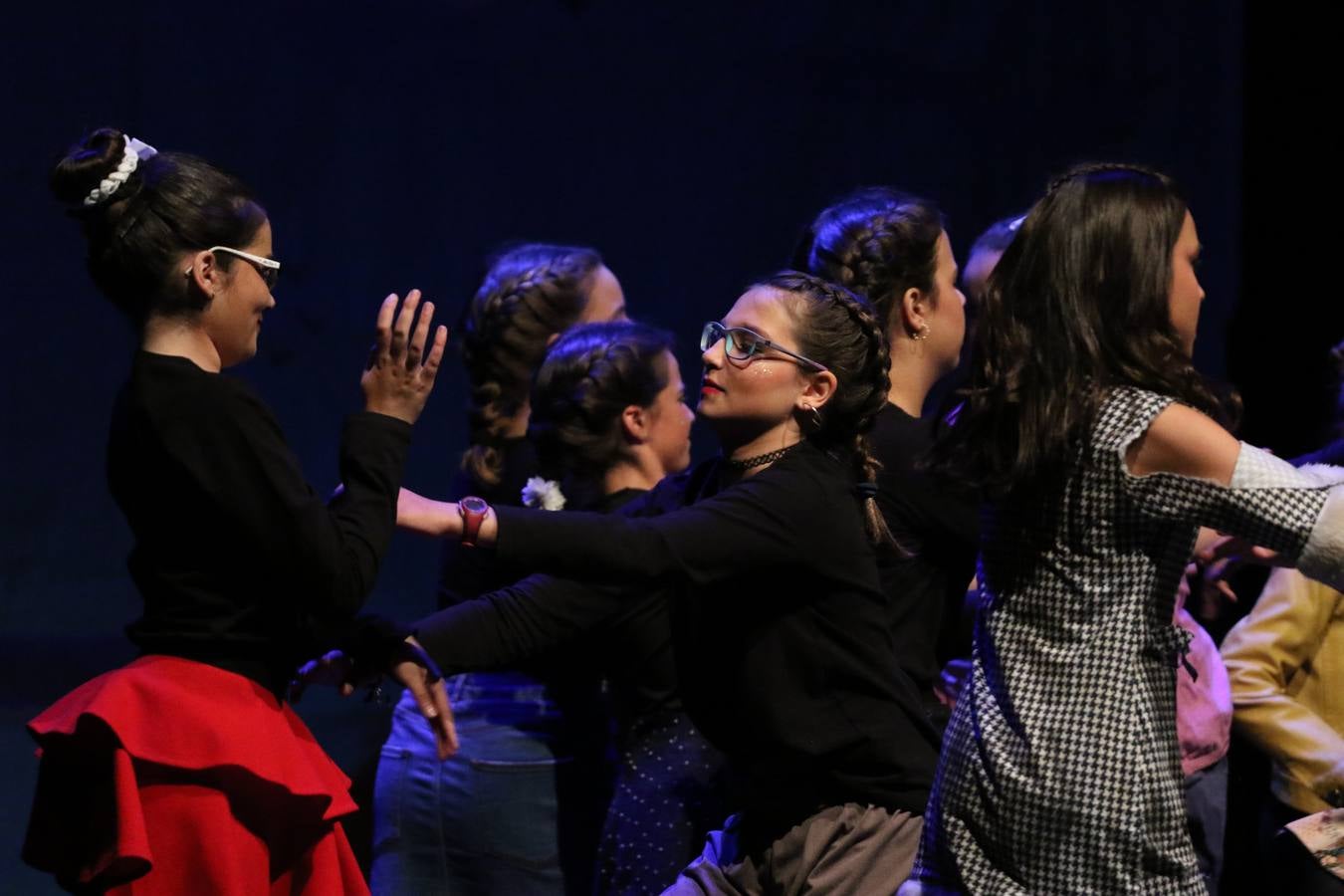 Los alumnos y alumnas de sexto de primaria del C. E. I. P. 'El Rodeo' representaron, ayer, la obra teatral benéfica 'Náufragos, el paraíso perdido', obra de Juan Miguel López Vázquez. La entrada tuvo un precio simbólico de 2 euros que irá destinado a Cruz Roja y 'Andade'. Este sábado, 6 de abril, volverán a representar la citada obra en el Cine-Teatro Balboa, a las 19:30 horas.