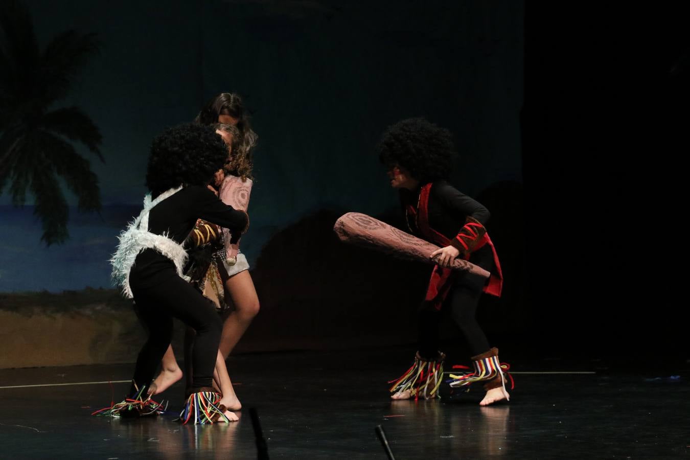 Los alumnos y alumnas de sexto de primaria del C. E. I. P. 'El Rodeo' representaron, ayer, la obra teatral benéfica 'Náufragos, el paraíso perdido', obra de Juan Miguel López Vázquez. La entrada tuvo un precio simbólico de 2 euros que irá destinado a Cruz Roja y 'Andade'. Este sábado, 6 de abril, volverán a representar la citada obra en el Cine-Teatro Balboa, a las 19:30 horas.