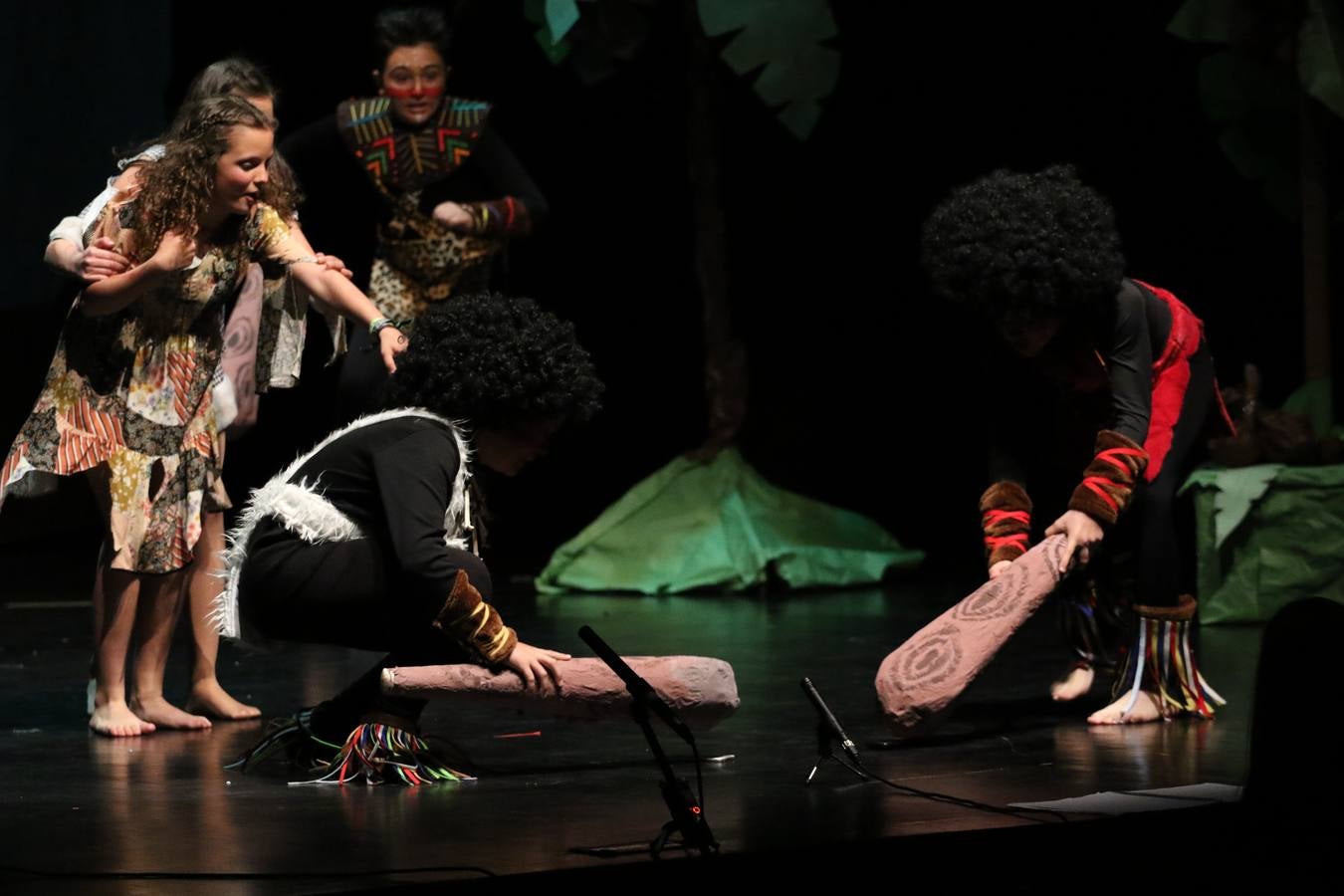 Los alumnos y alumnas de sexto de primaria del C. E. I. P. 'El Rodeo' representaron, ayer, la obra teatral benéfica 'Náufragos, el paraíso perdido', obra de Juan Miguel López Vázquez. La entrada tuvo un precio simbólico de 2 euros que irá destinado a Cruz Roja y 'Andade'. Este sábado, 6 de abril, volverán a representar la citada obra en el Cine-Teatro Balboa, a las 19:30 horas.