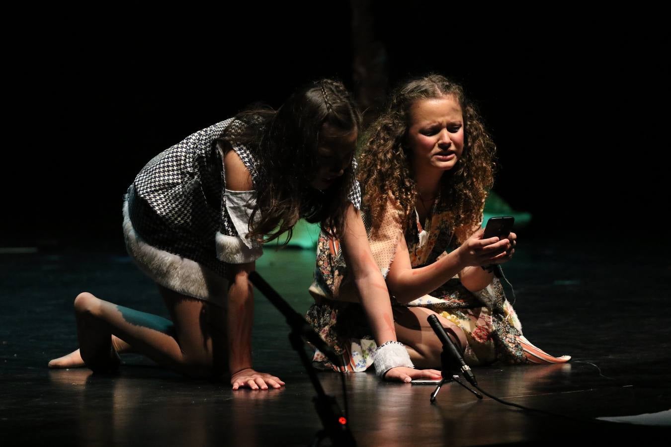 Los alumnos y alumnas de sexto de primaria del C. E. I. P. 'El Rodeo' representaron, ayer, la obra teatral benéfica 'Náufragos, el paraíso perdido', obra de Juan Miguel López Vázquez. La entrada tuvo un precio simbólico de 2 euros que irá destinado a Cruz Roja y 'Andade'. Este sábado, 6 de abril, volverán a representar la citada obra en el Cine-Teatro Balboa, a las 19:30 horas.