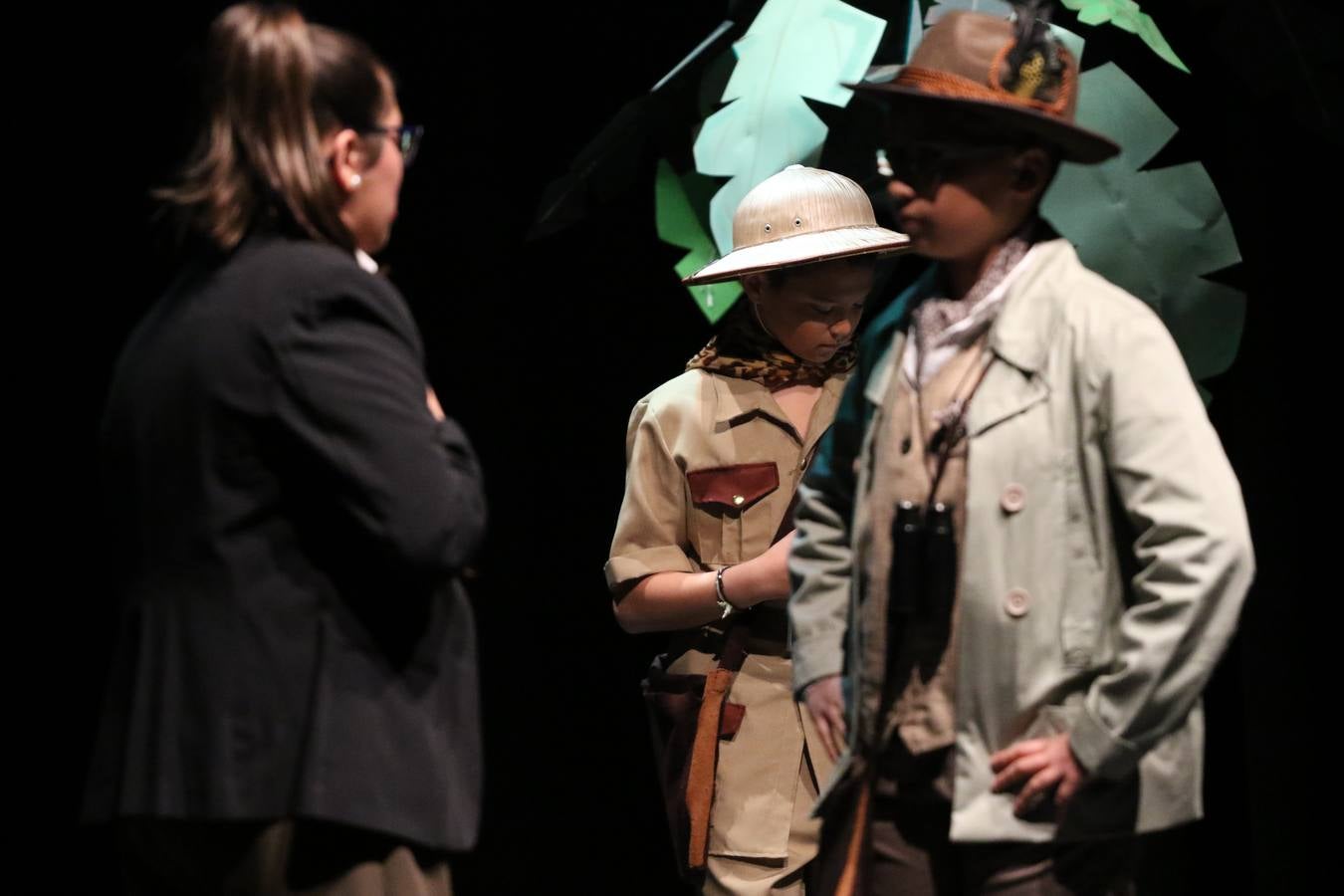 Los alumnos y alumnas de sexto de primaria del C. E. I. P. 'El Rodeo' representaron, ayer, la obra teatral benéfica 'Náufragos, el paraíso perdido', obra de Juan Miguel López Vázquez. La entrada tuvo un precio simbólico de 2 euros que irá destinado a Cruz Roja y 'Andade'. Este sábado, 6 de abril, volverán a representar la citada obra en el Cine-Teatro Balboa, a las 19:30 horas.