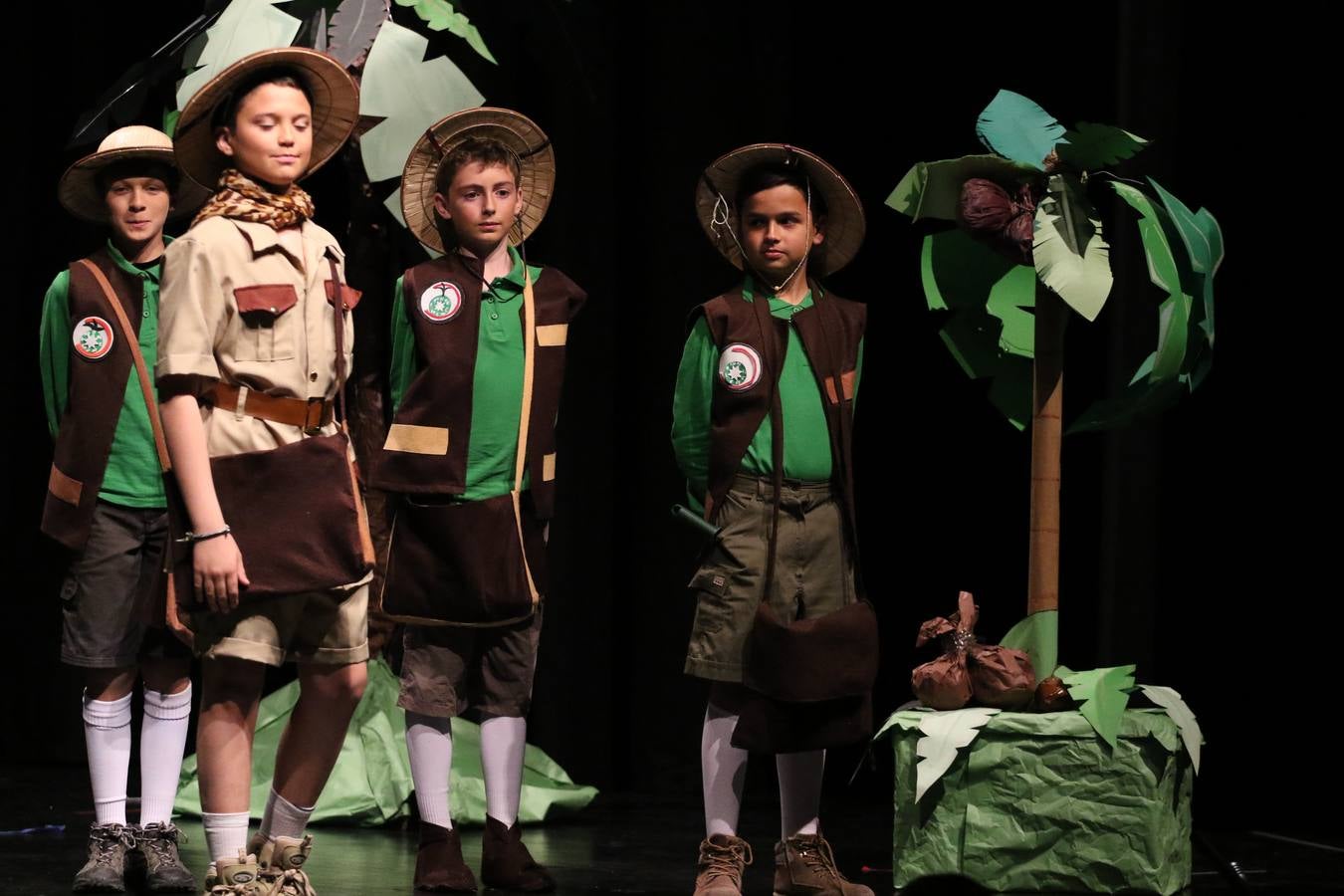 Los alumnos y alumnas de sexto de primaria del C. E. I. P. 'El Rodeo' representaron, ayer, la obra teatral benéfica 'Náufragos, el paraíso perdido', obra de Juan Miguel López Vázquez. La entrada tuvo un precio simbólico de 2 euros que irá destinado a Cruz Roja y 'Andade'. Este sábado, 6 de abril, volverán a representar la citada obra en el Cine-Teatro Balboa, a las 19:30 horas.