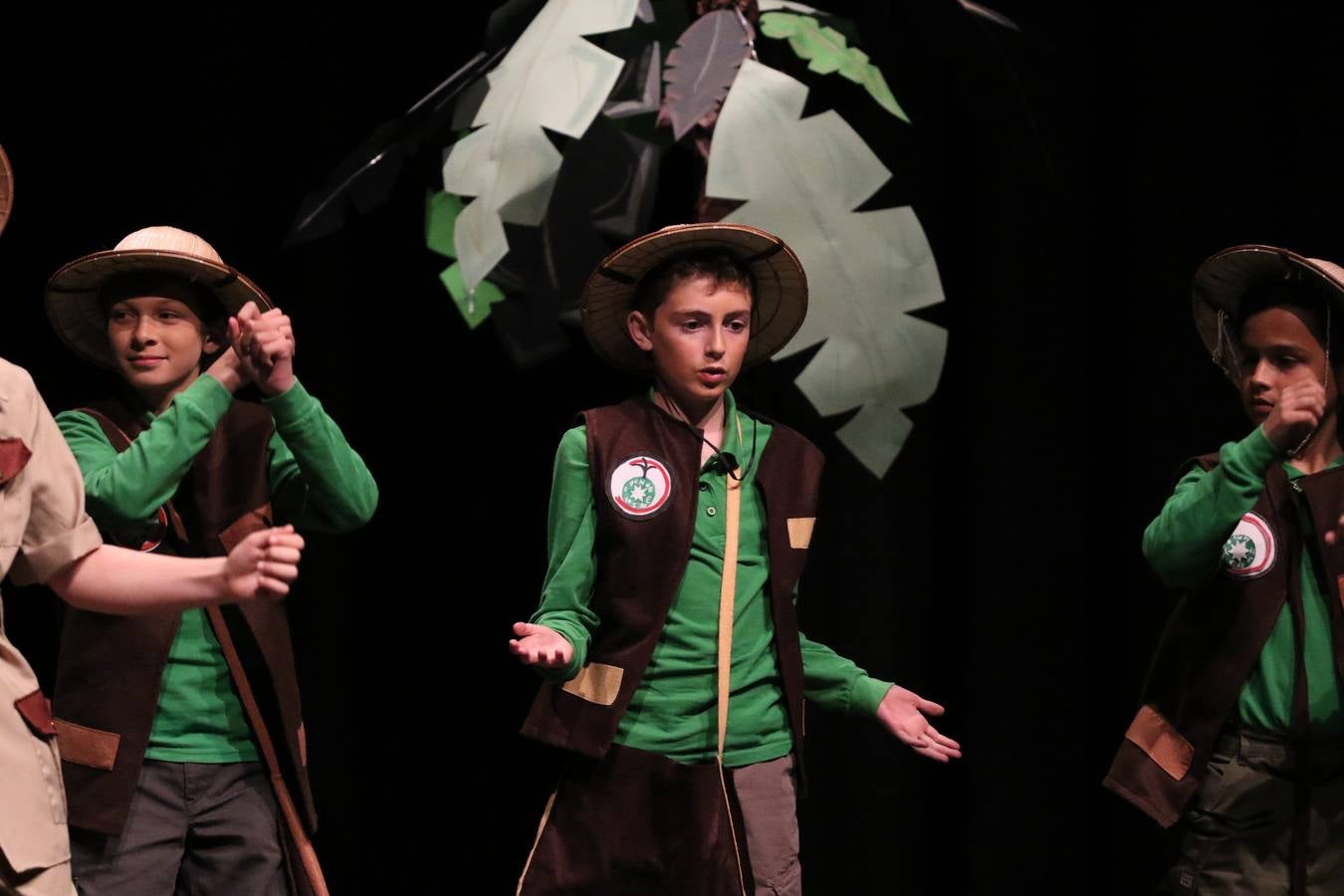 Los alumnos y alumnas de sexto de primaria del C. E. I. P. 'El Rodeo' representaron, ayer, la obra teatral benéfica 'Náufragos, el paraíso perdido', obra de Juan Miguel López Vázquez. La entrada tuvo un precio simbólico de 2 euros que irá destinado a Cruz Roja y 'Andade'. Este sábado, 6 de abril, volverán a representar la citada obra en el Cine-Teatro Balboa, a las 19:30 horas.