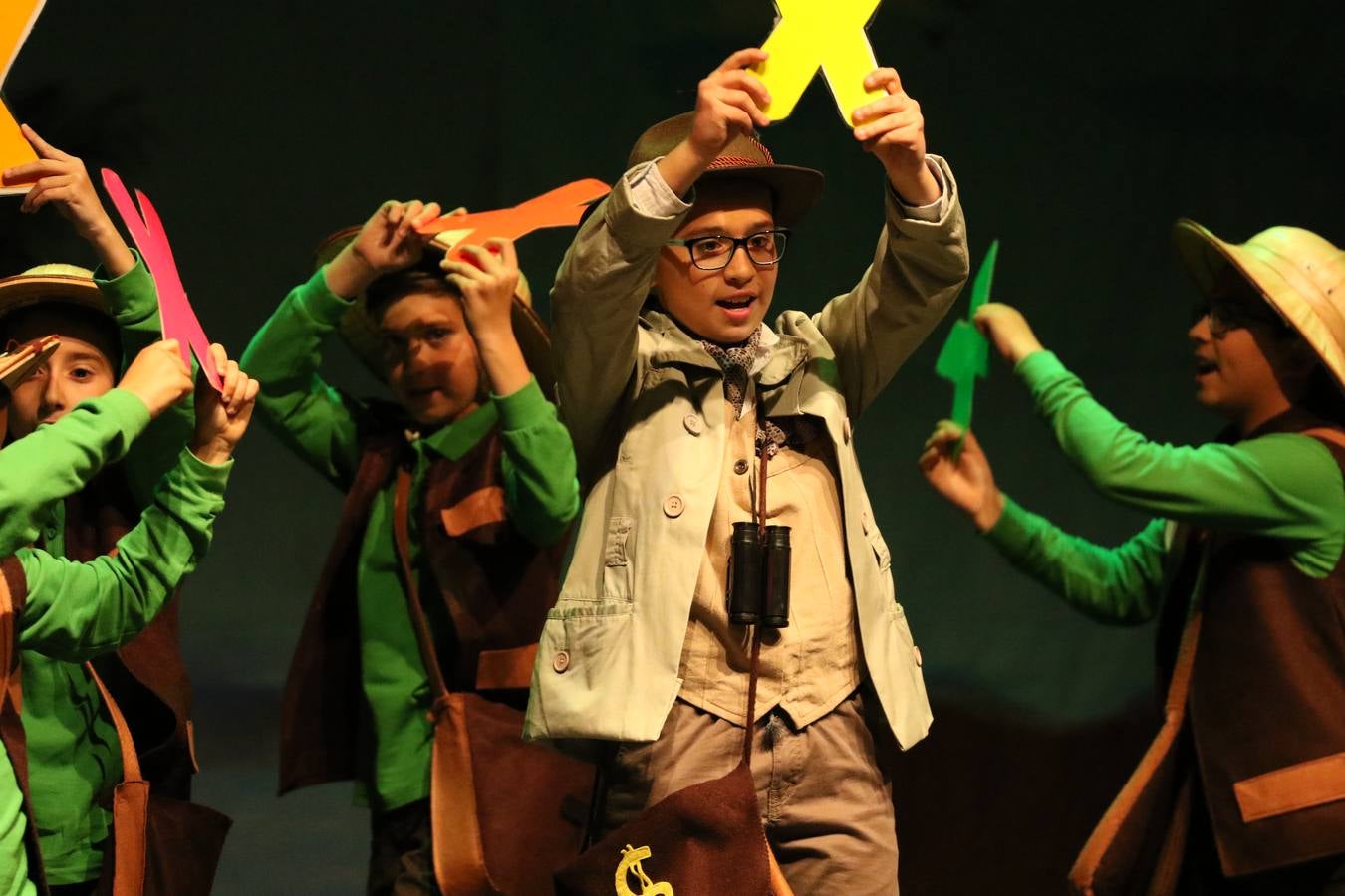 Los alumnos y alumnas de sexto de primaria del C. E. I. P. 'El Rodeo' representaron, ayer, la obra teatral benéfica 'Náufragos, el paraíso perdido', obra de Juan Miguel López Vázquez. La entrada tuvo un precio simbólico de 2 euros que irá destinado a Cruz Roja y 'Andade'. Este sábado, 6 de abril, volverán a representar la citada obra en el Cine-Teatro Balboa, a las 19:30 horas.