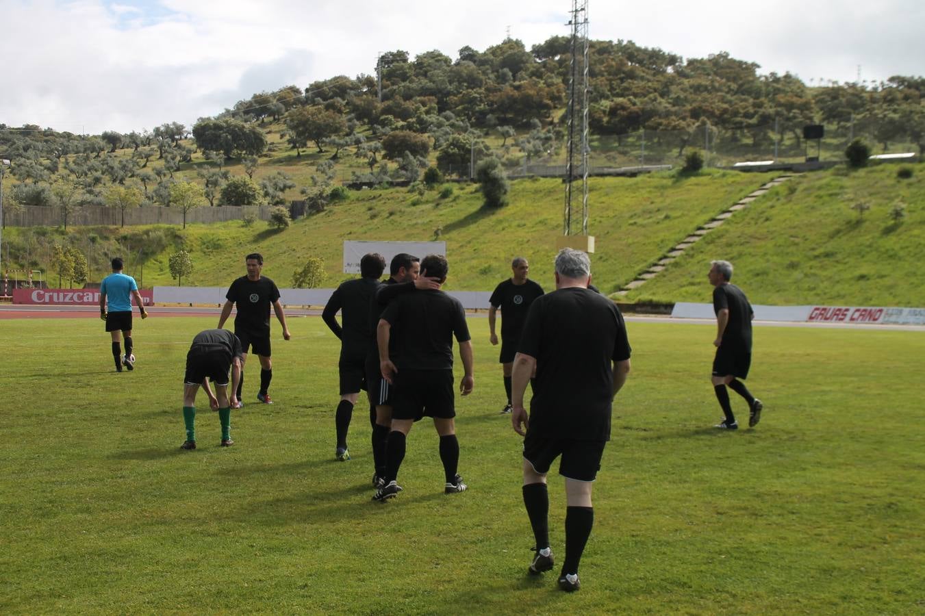 Jornada entrañable y emotiva la que ha vivido este sábado, 6 de abril, el Jerez Club de Fútbol con la celebración de un partido amistoso enmarcado en la conmemoración de su 50º aniversario, que ha reunido, dentro y fuera del césped del estadio municipal de la Ciudad Deportiva 'Manuel Calzado', a numerosos rostros protagonistas de la trayectoria de este gran club extremeño.A la cita han acudido futbolistas, entrenadores y directivos de buena parte de ese medio siglo de historia. Desde artífices de los inicios del club verdinegro, con su nombre originario de Club Polideportivo Vasco Núñez, a algunos de los juveniles del Jerez que lograron el ascenso a la División de honor en la temporada 95-96 con Paco Agudo como técnico, hasta un buen número de los protagonistas del mayor hito en la historia del club templario, el ascenso a Segunda División B en la temporada 98-99 con Vázquez Bermejo como entrenador y siendo presidente Ángel Asensio.
