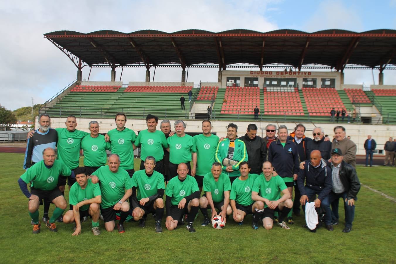 Jornada entrañable y emotiva la que ha vivido este sábado, 6 de abril, el Jerez Club de Fútbol con la celebración de un partido amistoso enmarcado en la conmemoración de su 50º aniversario, que ha reunido, dentro y fuera del césped del estadio municipal de la Ciudad Deportiva 'Manuel Calzado', a numerosos rostros protagonistas de la trayectoria de este gran club extremeño.A la cita han acudido futbolistas, entrenadores y directivos de buena parte de ese medio siglo de historia. Desde artífices de los inicios del club verdinegro, con su nombre originario de Club Polideportivo Vasco Núñez, a algunos de los juveniles del Jerez que lograron el ascenso a la División de honor en la temporada 95-96 con Paco Agudo como técnico, hasta un buen número de los protagonistas del mayor hito en la historia del club templario, el ascenso a Segunda División B en la temporada 98-99 con Vázquez Bermejo como entrenador y siendo presidente Ángel Asensio.