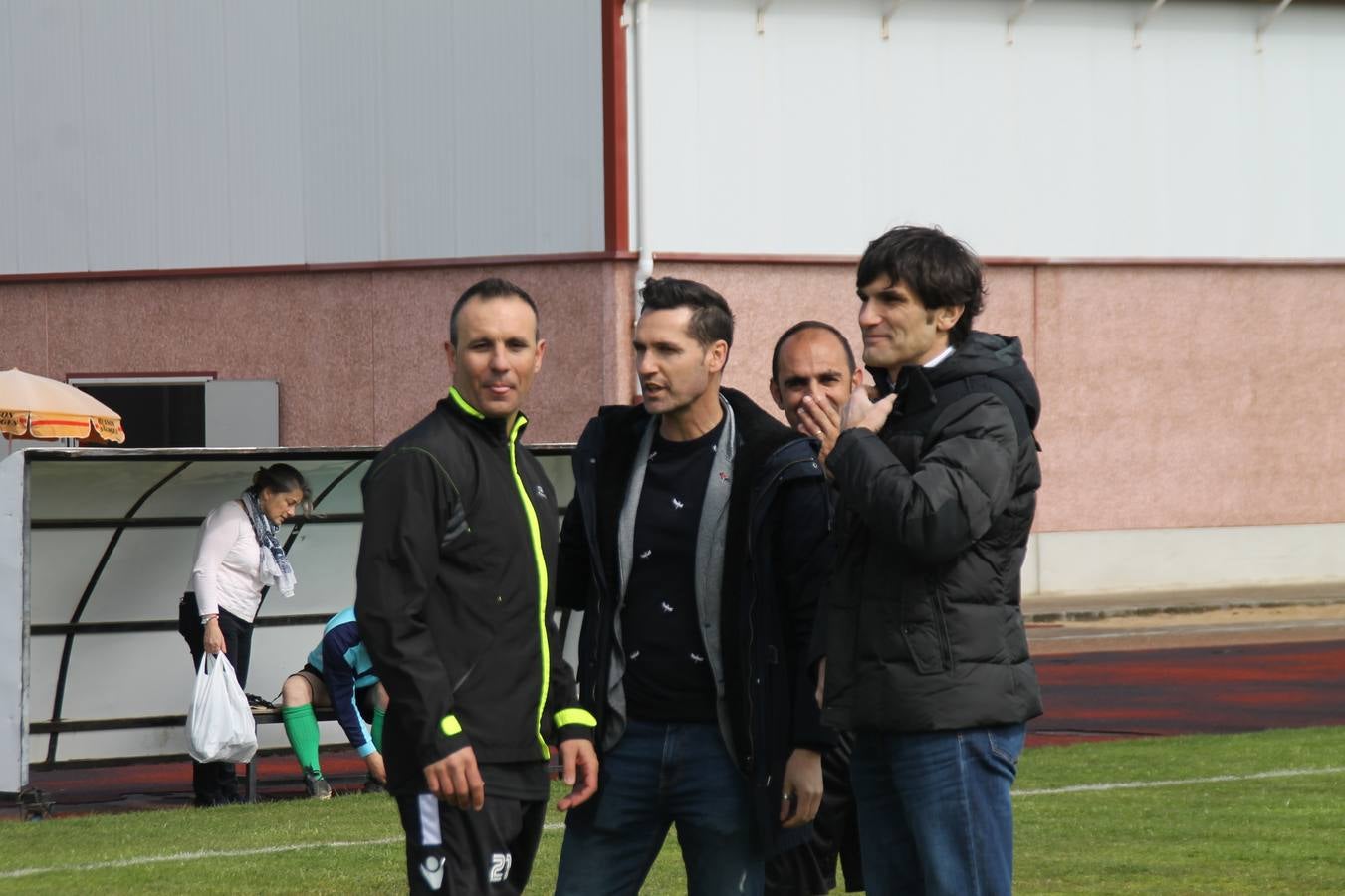 Jornada entrañable y emotiva la que ha vivido este sábado, 6 de abril, el Jerez Club de Fútbol con la celebración de un partido amistoso enmarcado en la conmemoración de su 50º aniversario, que ha reunido, dentro y fuera del césped del estadio municipal de la Ciudad Deportiva 'Manuel Calzado', a numerosos rostros protagonistas de la trayectoria de este gran club extremeño.A la cita han acudido futbolistas, entrenadores y directivos de buena parte de ese medio siglo de historia. Desde artífices de los inicios del club verdinegro, con su nombre originario de Club Polideportivo Vasco Núñez, a algunos de los juveniles del Jerez que lograron el ascenso a la División de honor en la temporada 95-96 con Paco Agudo como técnico, hasta un buen número de los protagonistas del mayor hito en la historia del club templario, el ascenso a Segunda División B en la temporada 98-99 con Vázquez Bermejo como entrenador y siendo presidente Ángel Asensio.