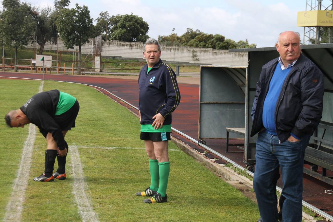 Jornada entrañable y emotiva la que ha vivido este sábado, 6 de abril, el Jerez Club de Fútbol con la celebración de un partido amistoso enmarcado en la conmemoración de su 50º aniversario, que ha reunido, dentro y fuera del césped del estadio municipal de la Ciudad Deportiva 'Manuel Calzado', a numerosos rostros protagonistas de la trayectoria de este gran club extremeño.A la cita han acudido futbolistas, entrenadores y directivos de buena parte de ese medio siglo de historia. Desde artífices de los inicios del club verdinegro, con su nombre originario de Club Polideportivo Vasco Núñez, a algunos de los juveniles del Jerez que lograron el ascenso a la División de honor en la temporada 95-96 con Paco Agudo como técnico, hasta un buen número de los protagonistas del mayor hito en la historia del club templario, el ascenso a Segunda División B en la temporada 98-99 con Vázquez Bermejo como entrenador y siendo presidente Ángel Asensio.