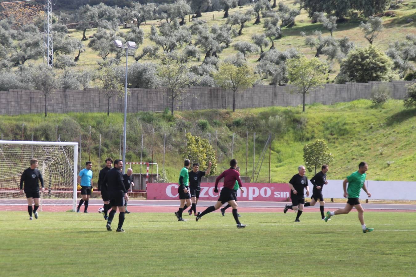Jornada entrañable y emotiva la que ha vivido este sábado, 6 de abril, el Jerez Club de Fútbol con la celebración de un partido amistoso enmarcado en la conmemoración de su 50º aniversario, que ha reunido, dentro y fuera del césped del estadio municipal de la Ciudad Deportiva 'Manuel Calzado', a numerosos rostros protagonistas de la trayectoria de este gran club extremeño.A la cita han acudido futbolistas, entrenadores y directivos de buena parte de ese medio siglo de historia. Desde artífices de los inicios del club verdinegro, con su nombre originario de Club Polideportivo Vasco Núñez, a algunos de los juveniles del Jerez que lograron el ascenso a la División de honor en la temporada 95-96 con Paco Agudo como técnico, hasta un buen número de los protagonistas del mayor hito en la historia del club templario, el ascenso a Segunda División B en la temporada 98-99 con Vázquez Bermejo como entrenador y siendo presidente Ángel Asensio.