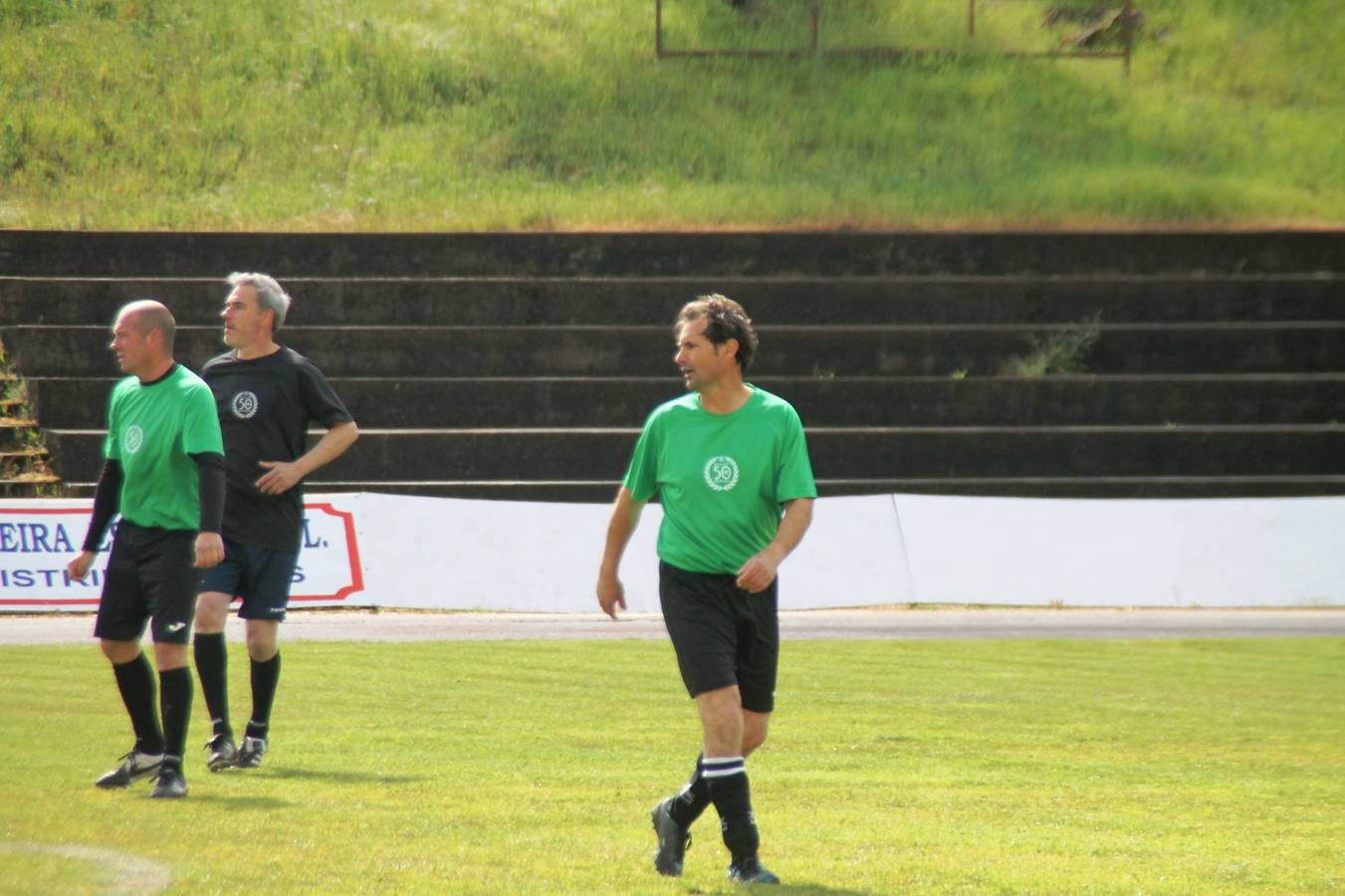 Jornada entrañable y emotiva la que ha vivido este sábado, 6 de abril, el Jerez Club de Fútbol con la celebración de un partido amistoso enmarcado en la conmemoración de su 50º aniversario, que ha reunido, dentro y fuera del césped del estadio municipal de la Ciudad Deportiva 'Manuel Calzado', a numerosos rostros protagonistas de la trayectoria de este gran club extremeño.A la cita han acudido futbolistas, entrenadores y directivos de buena parte de ese medio siglo de historia. Desde artífices de los inicios del club verdinegro, con su nombre originario de Club Polideportivo Vasco Núñez, a algunos de los juveniles del Jerez que lograron el ascenso a la División de honor en la temporada 95-96 con Paco Agudo como técnico, hasta un buen número de los protagonistas del mayor hito en la historia del club templario, el ascenso a Segunda División B en la temporada 98-99 con Vázquez Bermejo como entrenador y siendo presidente Ángel Asensio.