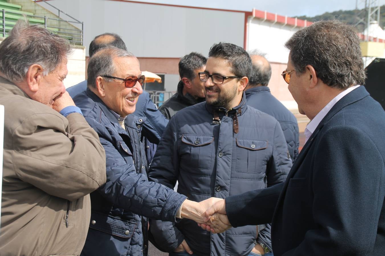 Jornada entrañable y emotiva la que ha vivido este sábado, 6 de abril, el Jerez Club de Fútbol con la celebración de un partido amistoso enmarcado en la conmemoración de su 50º aniversario, que ha reunido, dentro y fuera del césped del estadio municipal de la Ciudad Deportiva 'Manuel Calzado', a numerosos rostros protagonistas de la trayectoria de este gran club extremeño.A la cita han acudido futbolistas, entrenadores y directivos de buena parte de ese medio siglo de historia. Desde artífices de los inicios del club verdinegro, con su nombre originario de Club Polideportivo Vasco Núñez, a algunos de los juveniles del Jerez que lograron el ascenso a la División de honor en la temporada 95-96 con Paco Agudo como técnico, hasta un buen número de los protagonistas del mayor hito en la historia del club templario, el ascenso a Segunda División B en la temporada 98-99 con Vázquez Bermejo como entrenador y siendo presidente Ángel Asensio.