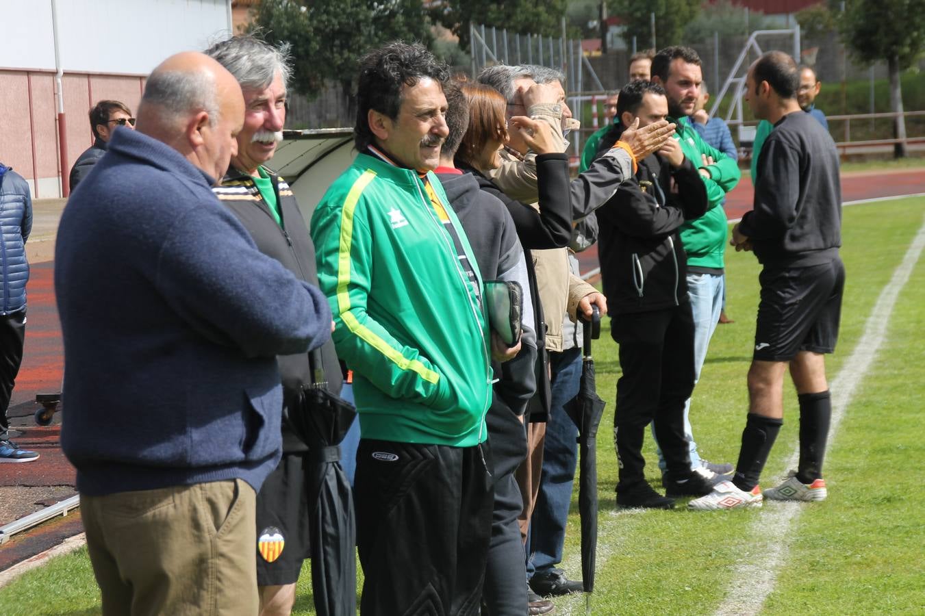 Jornada entrañable y emotiva la que ha vivido este sábado, 6 de abril, el Jerez Club de Fútbol con la celebración de un partido amistoso enmarcado en la conmemoración de su 50º aniversario, que ha reunido, dentro y fuera del césped del estadio municipal de la Ciudad Deportiva 'Manuel Calzado', a numerosos rostros protagonistas de la trayectoria de este gran club extremeño.A la cita han acudido futbolistas, entrenadores y directivos de buena parte de ese medio siglo de historia. Desde artífices de los inicios del club verdinegro, con su nombre originario de Club Polideportivo Vasco Núñez, a algunos de los juveniles del Jerez que lograron el ascenso a la División de honor en la temporada 95-96 con Paco Agudo como técnico, hasta un buen número de los protagonistas del mayor hito en la historia del club templario, el ascenso a Segunda División B en la temporada 98-99 con Vázquez Bermejo como entrenador y siendo presidente Ángel Asensio.