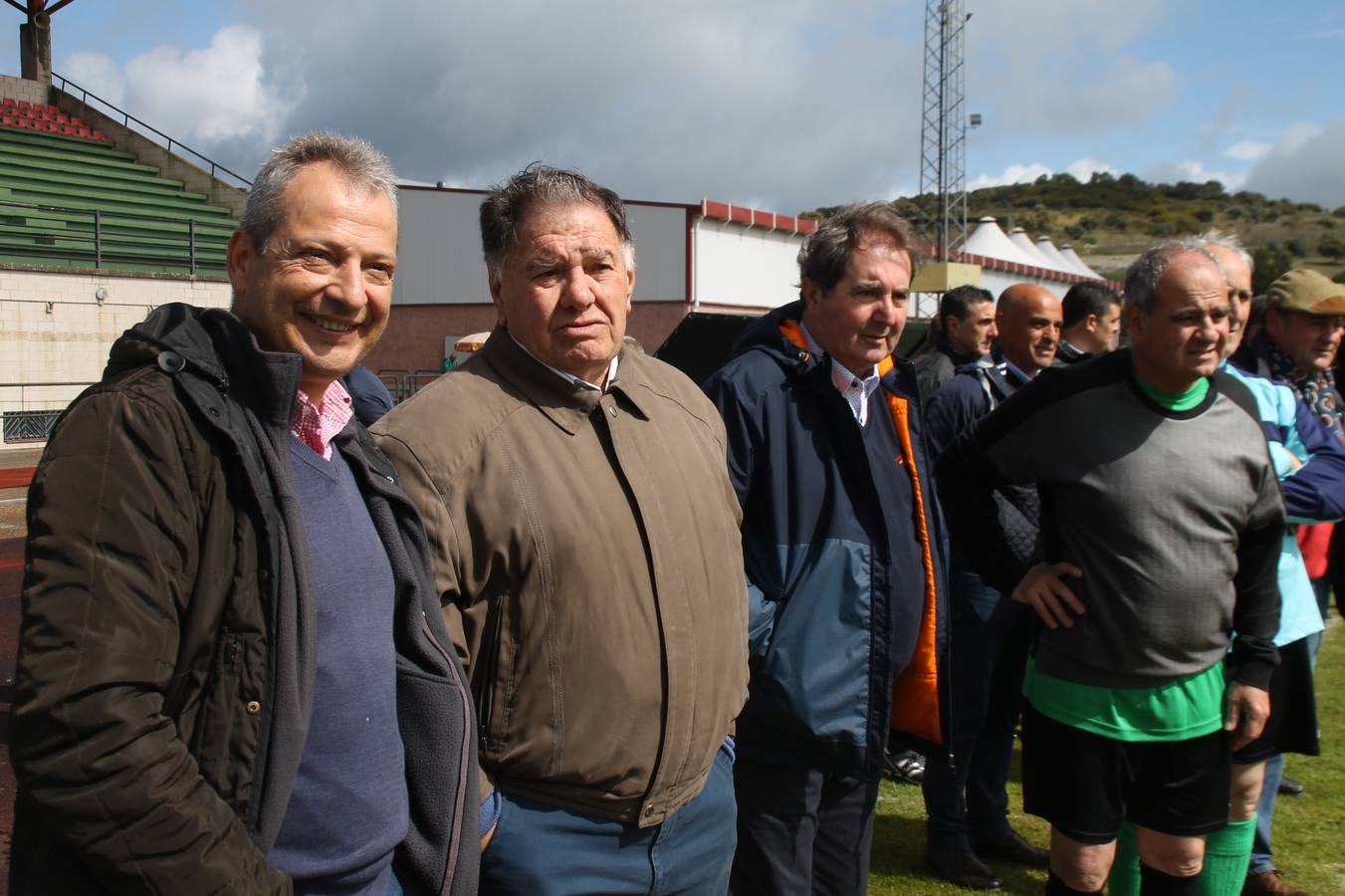 Jornada entrañable y emotiva la que ha vivido este sábado, 6 de abril, el Jerez Club de Fútbol con la celebración de un partido amistoso enmarcado en la conmemoración de su 50º aniversario, que ha reunido, dentro y fuera del césped del estadio municipal de la Ciudad Deportiva 'Manuel Calzado', a numerosos rostros protagonistas de la trayectoria de este gran club extremeño.A la cita han acudido futbolistas, entrenadores y directivos de buena parte de ese medio siglo de historia. Desde artífices de los inicios del club verdinegro, con su nombre originario de Club Polideportivo Vasco Núñez, a algunos de los juveniles del Jerez que lograron el ascenso a la División de honor en la temporada 95-96 con Paco Agudo como técnico, hasta un buen número de los protagonistas del mayor hito en la historia del club templario, el ascenso a Segunda División B en la temporada 98-99 con Vázquez Bermejo como entrenador y siendo presidente Ángel Asensio.