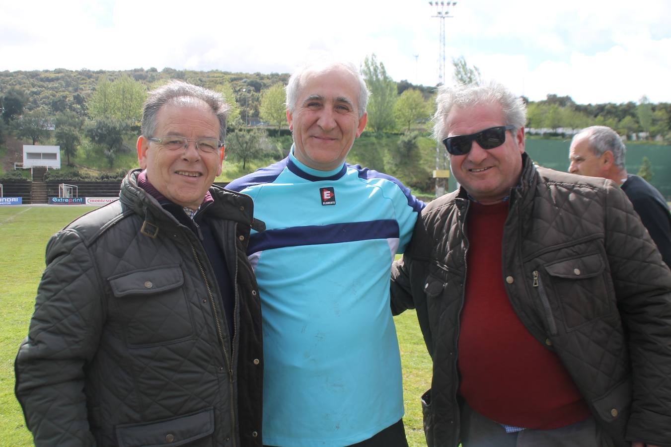 Jornada entrañable y emotiva la que ha vivido este sábado, 6 de abril, el Jerez Club de Fútbol con la celebración de un partido amistoso enmarcado en la conmemoración de su 50º aniversario, que ha reunido, dentro y fuera del césped del estadio municipal de la Ciudad Deportiva 'Manuel Calzado', a numerosos rostros protagonistas de la trayectoria de este gran club extremeño.A la cita han acudido futbolistas, entrenadores y directivos de buena parte de ese medio siglo de historia. Desde artífices de los inicios del club verdinegro, con su nombre originario de Club Polideportivo Vasco Núñez, a algunos de los juveniles del Jerez que lograron el ascenso a la División de honor en la temporada 95-96 con Paco Agudo como técnico, hasta un buen número de los protagonistas del mayor hito en la historia del club templario, el ascenso a Segunda División B en la temporada 98-99 con Vázquez Bermejo como entrenador y siendo presidente Ángel Asensio.