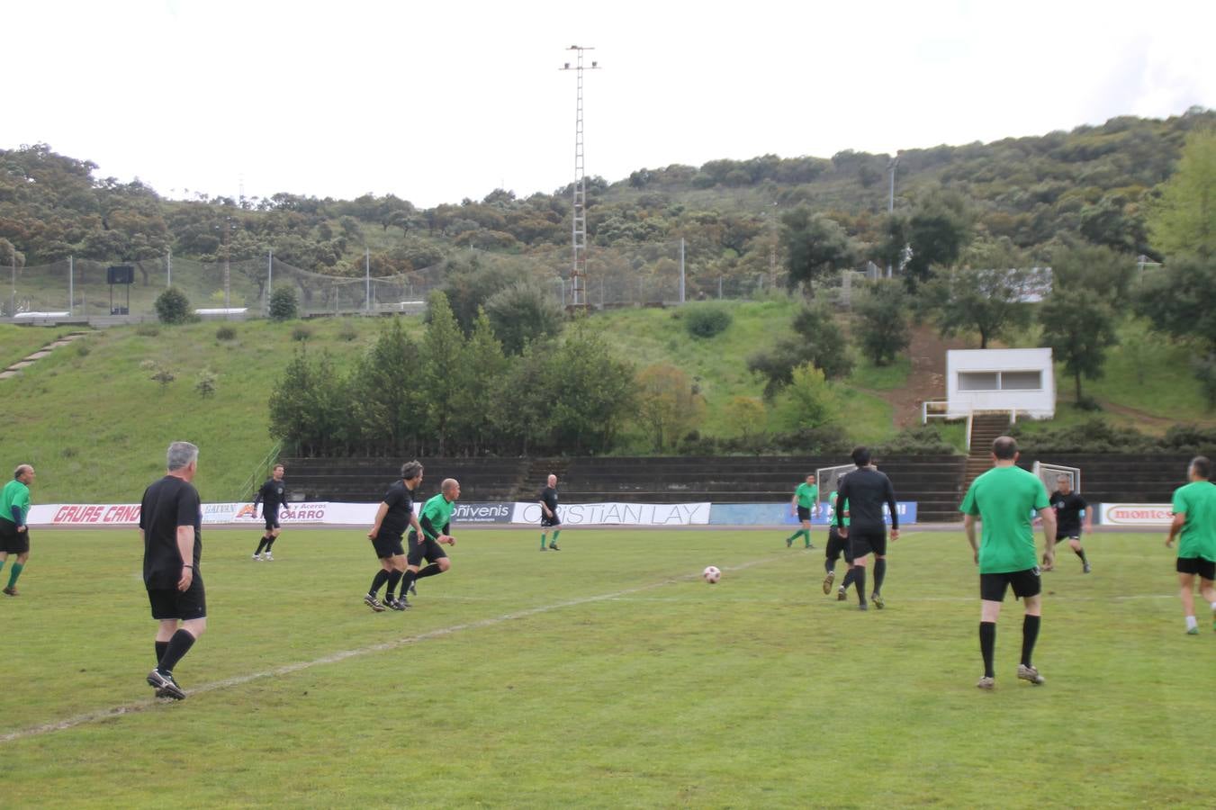 Jornada entrañable y emotiva la que ha vivido este sábado, 6 de abril, el Jerez Club de Fútbol con la celebración de un partido amistoso enmarcado en la conmemoración de su 50º aniversario, que ha reunido, dentro y fuera del césped del estadio municipal de la Ciudad Deportiva 'Manuel Calzado', a numerosos rostros protagonistas de la trayectoria de este gran club extremeño.A la cita han acudido futbolistas, entrenadores y directivos de buena parte de ese medio siglo de historia. Desde artífices de los inicios del club verdinegro, con su nombre originario de Club Polideportivo Vasco Núñez, a algunos de los juveniles del Jerez que lograron el ascenso a la División de honor en la temporada 95-96 con Paco Agudo como técnico, hasta un buen número de los protagonistas del mayor hito en la historia del club templario, el ascenso a Segunda División B en la temporada 98-99 con Vázquez Bermejo como entrenador y siendo presidente Ángel Asensio.