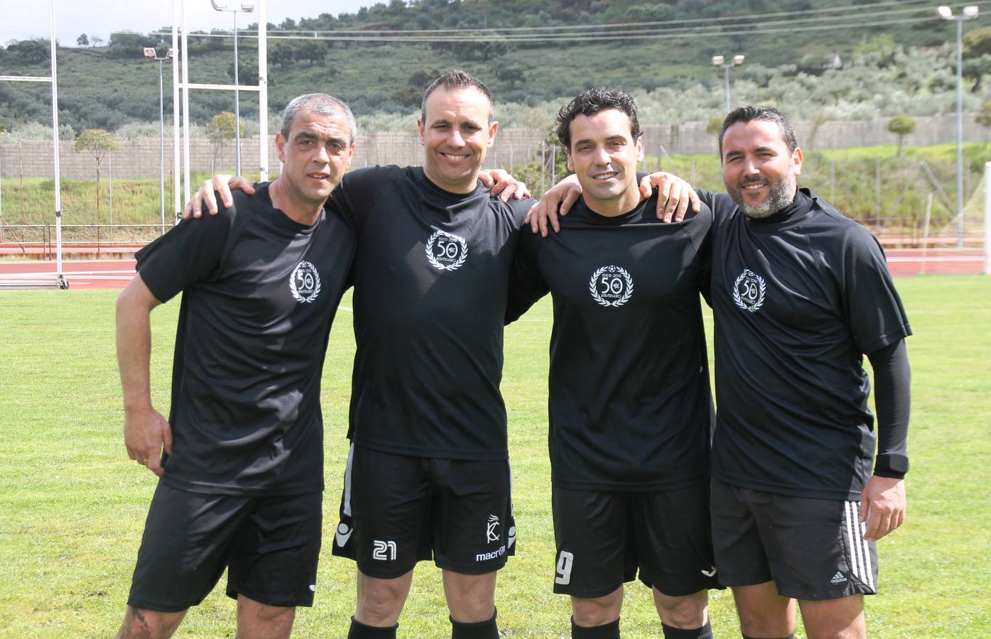 Jornada entrañable y emotiva la que ha vivido este sábado, 6 de abril, el Jerez Club de Fútbol con la celebración de un partido amistoso enmarcado en la conmemoración de su 50º aniversario, que ha reunido, dentro y fuera del césped del estadio municipal de la Ciudad Deportiva 'Manuel Calzado', a numerosos rostros protagonistas de la trayectoria de este gran club extremeño.A la cita han acudido futbolistas, entrenadores y directivos de buena parte de ese medio siglo de historia. Desde artífices de los inicios del club verdinegro, con su nombre originario de Club Polideportivo Vasco Núñez, a algunos de los juveniles del Jerez que lograron el ascenso a la División de honor en la temporada 95-96 con Paco Agudo como técnico, hasta un buen número de los protagonistas del mayor hito en la historia del club templario, el ascenso a Segunda División B en la temporada 98-99 con Vázquez Bermejo como entrenador y siendo presidente Ángel Asensio.