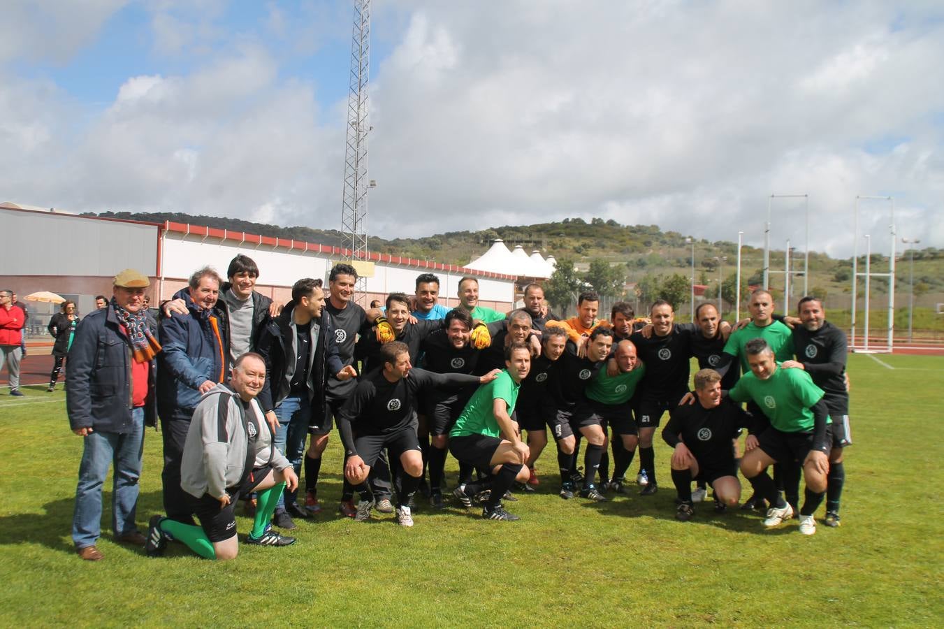 Jornada entrañable y emotiva la que ha vivido este sábado, 6 de abril, el Jerez Club de Fútbol con la celebración de un partido amistoso enmarcado en la conmemoración de su 50º aniversario, que ha reunido, dentro y fuera del césped del estadio municipal de la Ciudad Deportiva 'Manuel Calzado', a numerosos rostros protagonistas de la trayectoria de este gran club extremeño.A la cita han acudido futbolistas, entrenadores y directivos de buena parte de ese medio siglo de historia. Desde artífices de los inicios del club verdinegro, con su nombre originario de Club Polideportivo Vasco Núñez, a algunos de los juveniles del Jerez que lograron el ascenso a la División de honor en la temporada 95-96 con Paco Agudo como técnico, hasta un buen número de los protagonistas del mayor hito en la historia del club templario, el ascenso a Segunda División B en la temporada 98-99 con Vázquez Bermejo como entrenador y siendo presidente Ángel Asensio.
