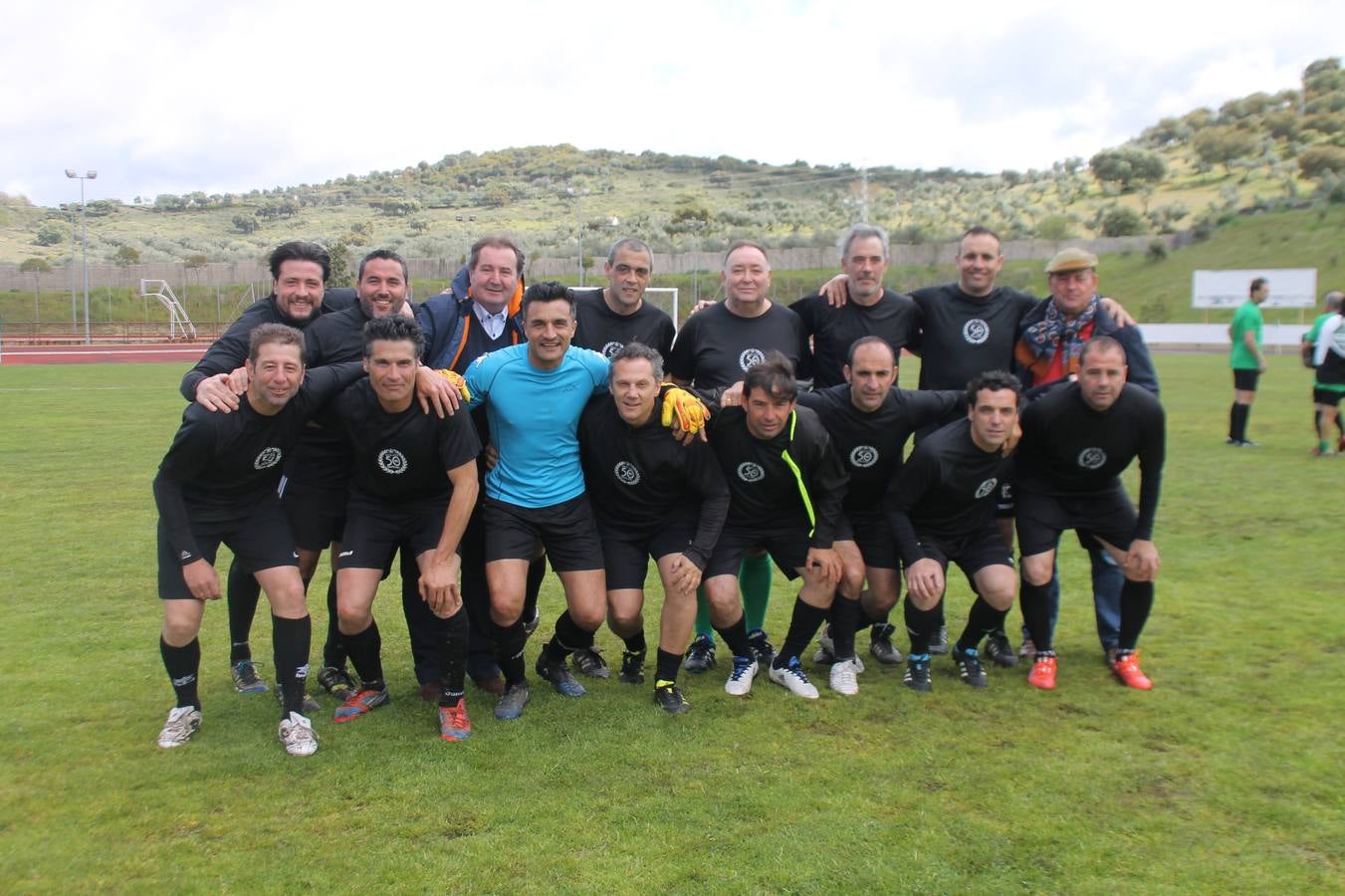 Jornada entrañable y emotiva la que ha vivido este sábado, 6 de abril, el Jerez Club de Fútbol con la celebración de un partido amistoso enmarcado en la conmemoración de su 50º aniversario, que ha reunido, dentro y fuera del césped del estadio municipal de la Ciudad Deportiva 'Manuel Calzado', a numerosos rostros protagonistas de la trayectoria de este gran club extremeño.A la cita han acudido futbolistas, entrenadores y directivos de buena parte de ese medio siglo de historia. Desde artífices de los inicios del club verdinegro, con su nombre originario de Club Polideportivo Vasco Núñez, a algunos de los juveniles del Jerez que lograron el ascenso a la División de honor en la temporada 95-96 con Paco Agudo como técnico, hasta un buen número de los protagonistas del mayor hito en la historia del club templario, el ascenso a Segunda División B en la temporada 98-99 con Vázquez Bermejo como entrenador y siendo presidente Ángel Asensio.