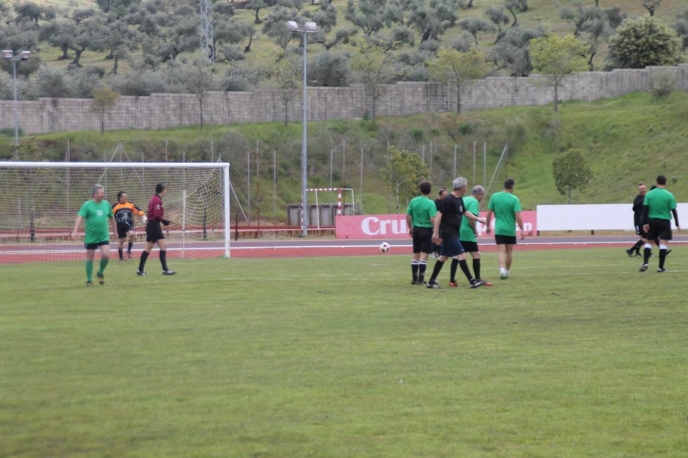 Jornada entrañable y emotiva la que ha vivido este sábado, 6 de abril, el Jerez Club de Fútbol con la celebración de un partido amistoso enmarcado en la conmemoración de su 50º aniversario, que ha reunido, dentro y fuera del césped del estadio municipal de la Ciudad Deportiva 'Manuel Calzado', a numerosos rostros protagonistas de la trayectoria de este gran club extremeño.A la cita han acudido futbolistas, entrenadores y directivos de buena parte de ese medio siglo de historia. Desde artífices de los inicios del club verdinegro, con su nombre originario de Club Polideportivo Vasco Núñez, a algunos de los juveniles del Jerez que lograron el ascenso a la División de honor en la temporada 95-96 con Paco Agudo como técnico, hasta un buen número de los protagonistas del mayor hito en la historia del club templario, el ascenso a Segunda División B en la temporada 98-99 con Vázquez Bermejo como entrenador y siendo presidente Ángel Asensio.
