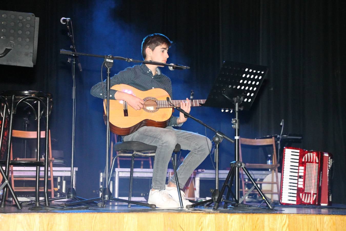 El Instituto de Enseñanza Secundaria El Pomar de Jerez de los Caballeros ha celebrado una actividad trasnacional del Aprendizaje en el marco del proyecto Erasmus+ que viene desarrollando desde el curso pasado junto con el centro portugués de la Escola Vila Verde de Braga. El recinto ferial de la localidad templaria fue el escenario de dicha actividad que se abrió, especialmente a la convivencia entre alumnos de ambos centros, a través de charlas, juegos, talleres y actividades culturales. 