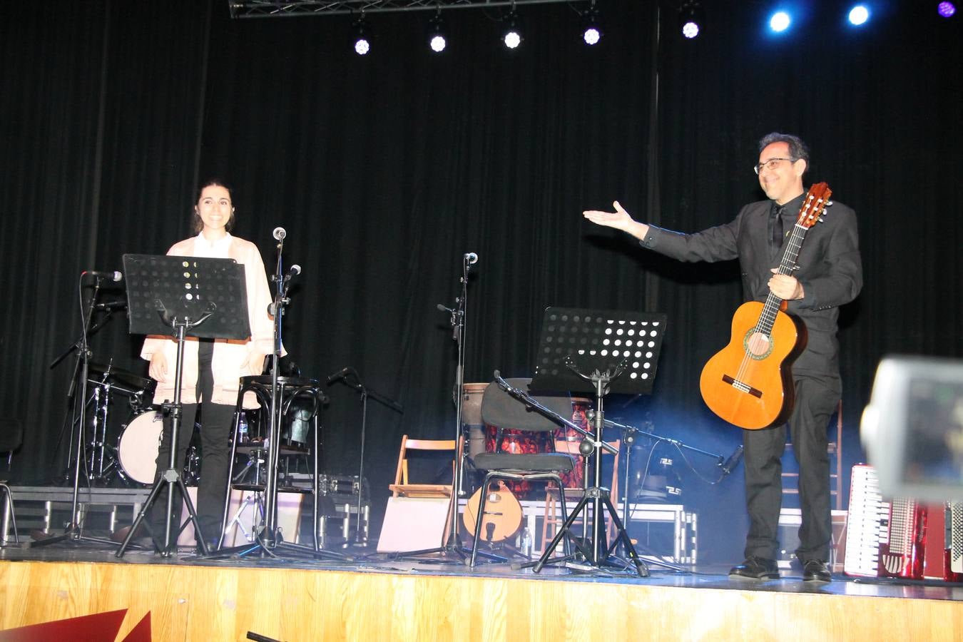 El Instituto de Enseñanza Secundaria El Pomar de Jerez de los Caballeros ha celebrado una actividad trasnacional del Aprendizaje en el marco del proyecto Erasmus+ que viene desarrollando desde el curso pasado junto con el centro portugués de la Escola Vila Verde de Braga. El recinto ferial de la localidad templaria fue el escenario de dicha actividad que se abrió, especialmente a la convivencia entre alumnos de ambos centros, a través de charlas, juegos, talleres y actividades culturales. 