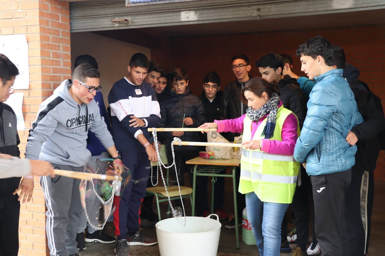 El Instituto de Enseñanza Secundaria El Pomar de Jerez de los Caballeros ha celebrado una actividad trasnacional del Aprendizaje en el marco del proyecto Erasmus+ que viene desarrollando desde el curso pasado junto con el centro portugués de la Escola Vila Verde de Braga. El recinto ferial de la localidad templaria fue el escenario de dicha actividad que se abrió, especialmente a la convivencia entre alumnos de ambos centros, a través de charlas, juegos, talleres y actividades culturales. 