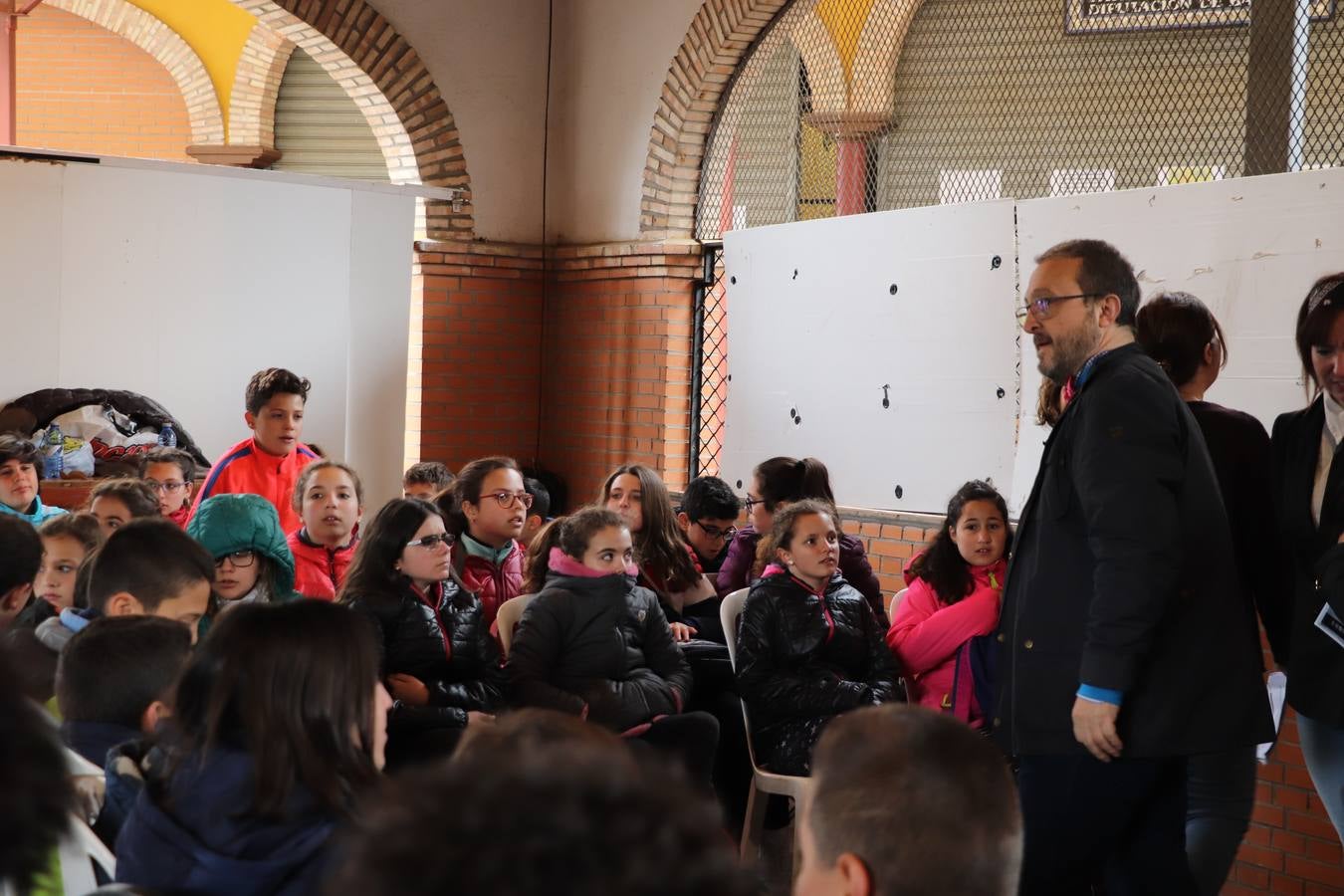 El Instituto de Enseñanza Secundaria El Pomar de Jerez de los Caballeros ha celebrado una actividad trasnacional del Aprendizaje en el marco del proyecto Erasmus+ que viene desarrollando desde el curso pasado junto con el centro portugués de la Escola Vila Verde de Braga. El recinto ferial de la localidad templaria fue el escenario de dicha actividad que se abrió, especialmente a la convivencia entre alumnos de ambos centros, a través de charlas, juegos, talleres y actividades culturales. 