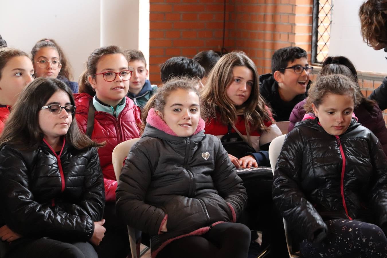 El Instituto de Enseñanza Secundaria El Pomar de Jerez de los Caballeros ha celebrado una actividad trasnacional del Aprendizaje en el marco del proyecto Erasmus+ que viene desarrollando desde el curso pasado junto con el centro portugués de la Escola Vila Verde de Braga. El recinto ferial de la localidad templaria fue el escenario de dicha actividad que se abrió, especialmente a la convivencia entre alumnos de ambos centros, a través de charlas, juegos, talleres y actividades culturales. 