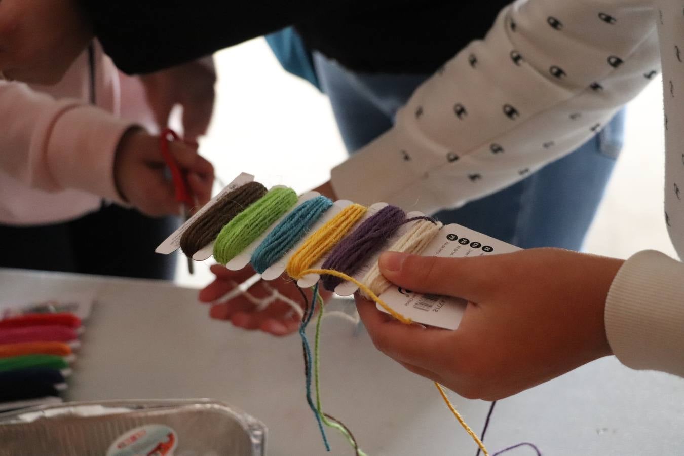 El Instituto de Enseñanza Secundaria El Pomar de Jerez de los Caballeros ha celebrado una actividad trasnacional del Aprendizaje en el marco del proyecto Erasmus+ que viene desarrollando desde el curso pasado junto con el centro portugués de la Escola Vila Verde de Braga. El recinto ferial de la localidad templaria fue el escenario de dicha actividad que se abrió, especialmente a la convivencia entre alumnos de ambos centros, a través de charlas, juegos, talleres y actividades culturales. 