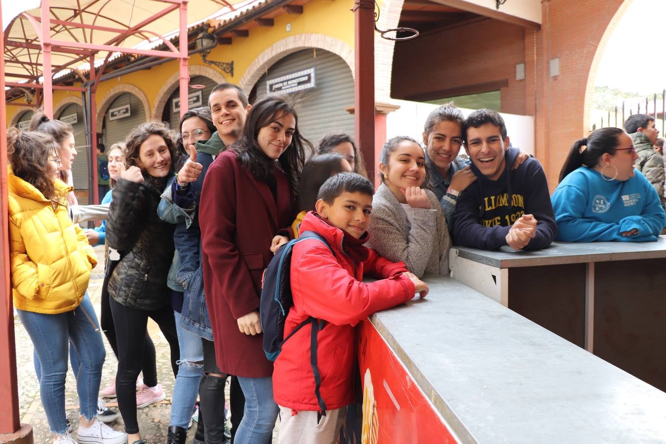 El Instituto de Enseñanza Secundaria El Pomar de Jerez de los Caballeros ha celebrado una actividad trasnacional del Aprendizaje en el marco del proyecto Erasmus+ que viene desarrollando desde el curso pasado junto con el centro portugués de la Escola Vila Verde de Braga. El recinto ferial de la localidad templaria fue el escenario de dicha actividad que se abrió, especialmente a la convivencia entre alumnos de ambos centros, a través de charlas, juegos, talleres y actividades culturales. 