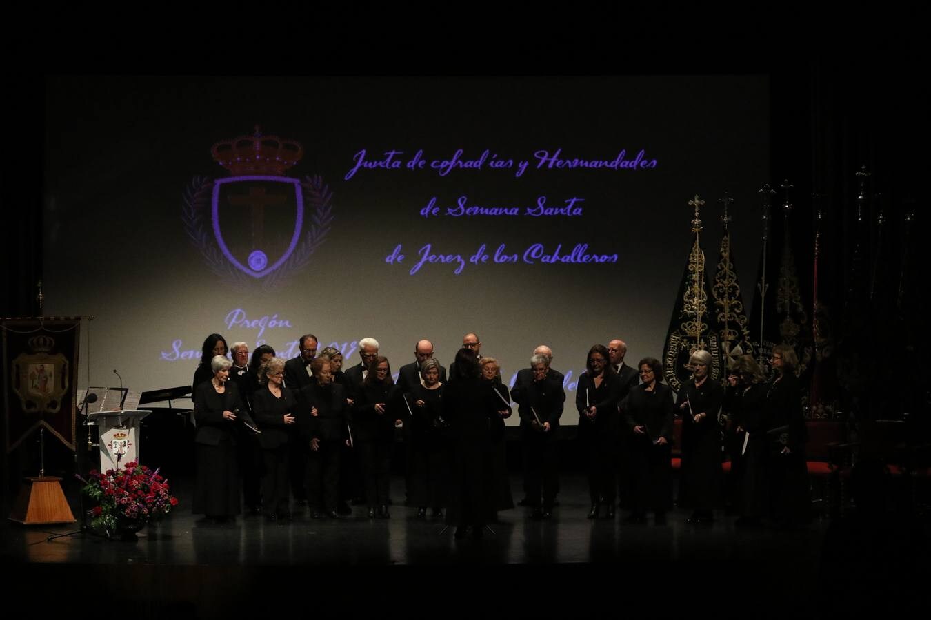 Miguel Gil del Río, jerezano, maestro, hombre de fe y gran cofrade, ha ofrecido este domingo el Pregón de la Semana Santa de Jerez de los Caballeros 2019. En este acto oficial, celebrado en el cine-teatro Balboa, orlado por las voces de la Coral de la Escuela Municipal de Música y con la presencia junto al pregonero de la alcaldesa de la ciudad, Virginia Borrallo; el párroco, Antonio María Rejano; el presidente de la Junta de Cofradías, Francisco Gallardo, y Antonio José Carrasco, encargado de su presentación, Miguel Gil ha abierto las puertas del acontecimiento más grande y único en la vida de la ciudad templaria y lo ha hecho con versos emocionados, con una vivencia profunda y con sentimiento cofrade.